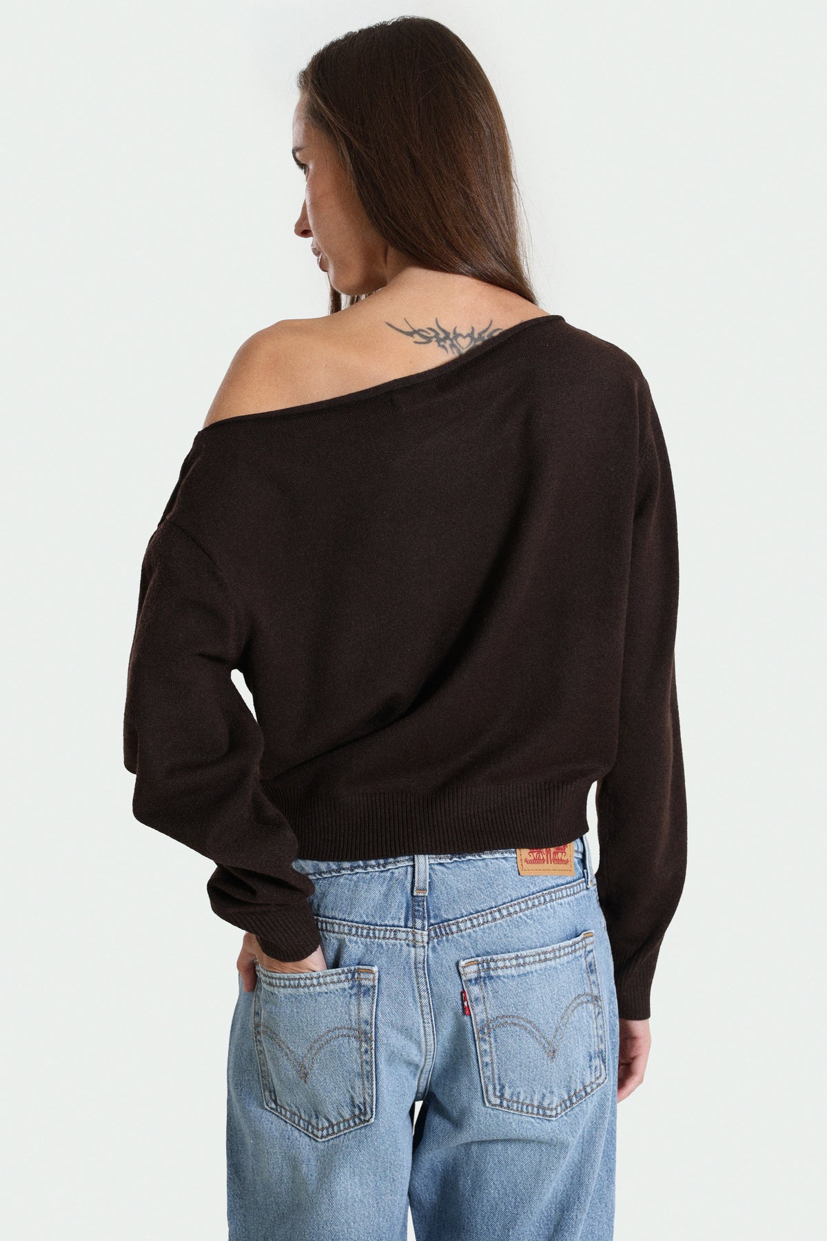 Pull off shoulder en tricot fin - Brun foncé