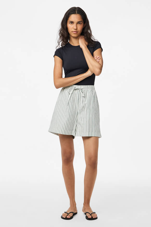 PCTAELYN fabric shorts - Cloud Dancer + Green