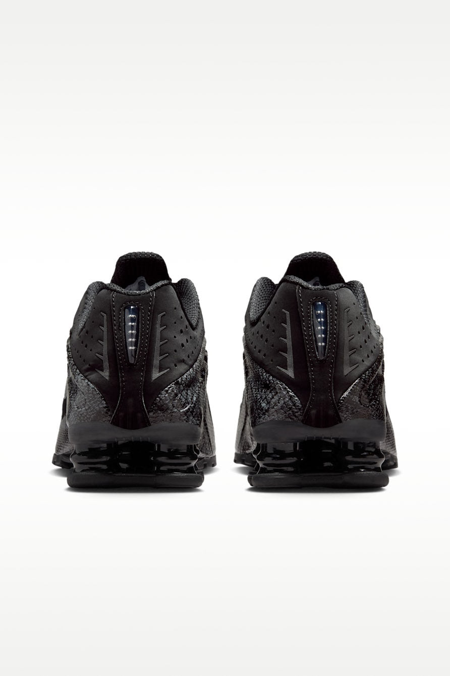 Shox R4 Sneaker - Black + Metallic Silver