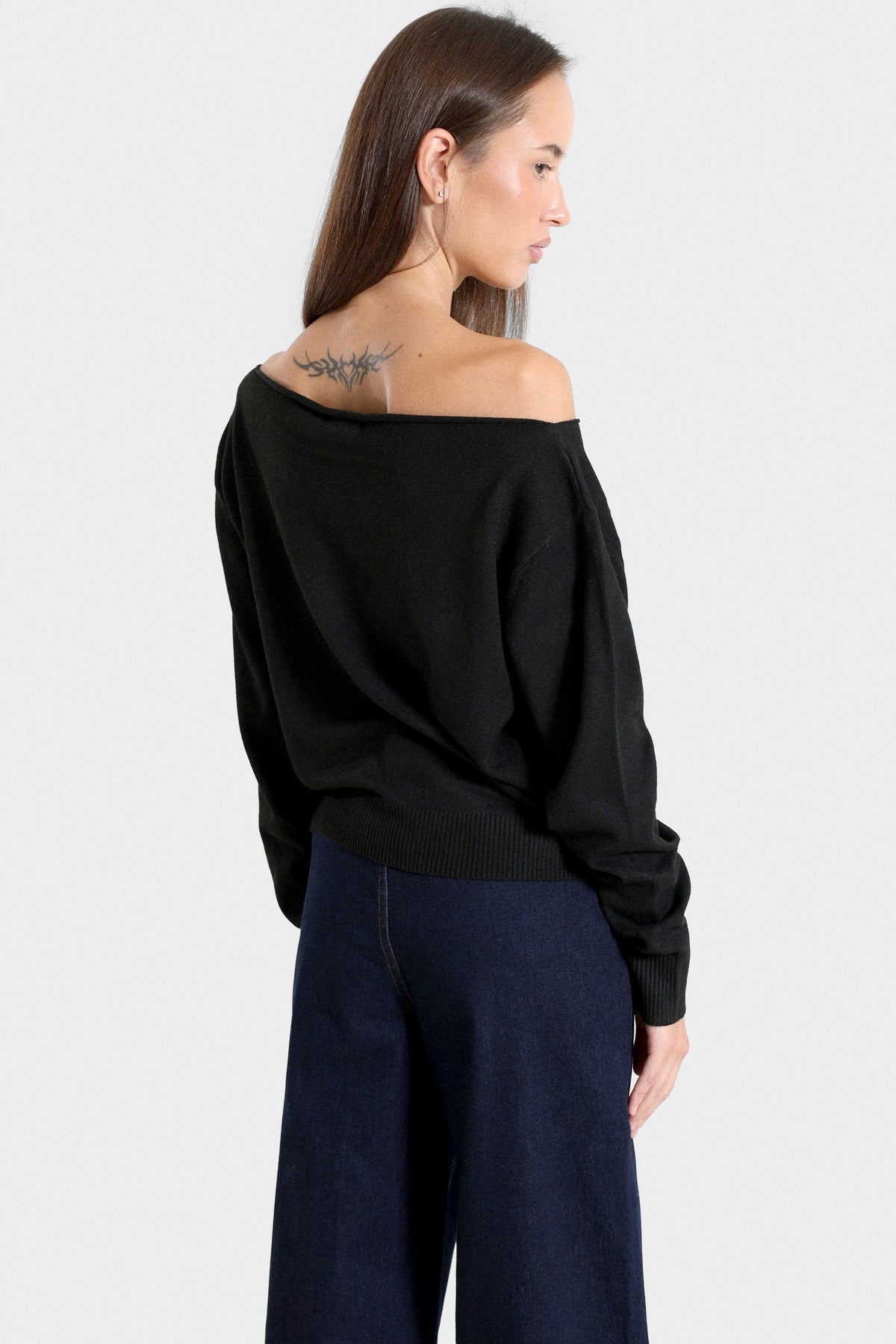 Fine knit off-shoulder sweater - Black