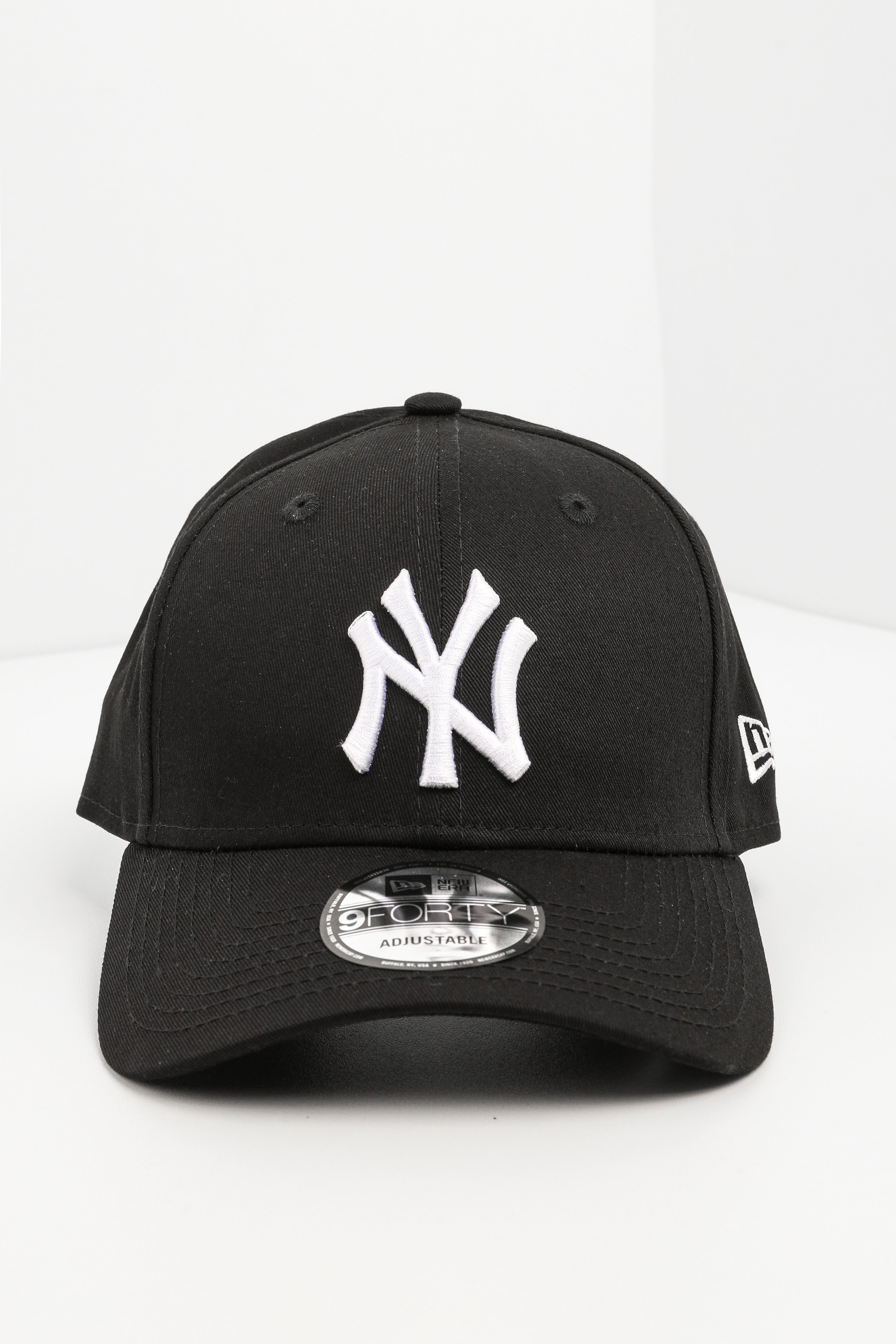 9Forty Cap / Strapback - Black + White