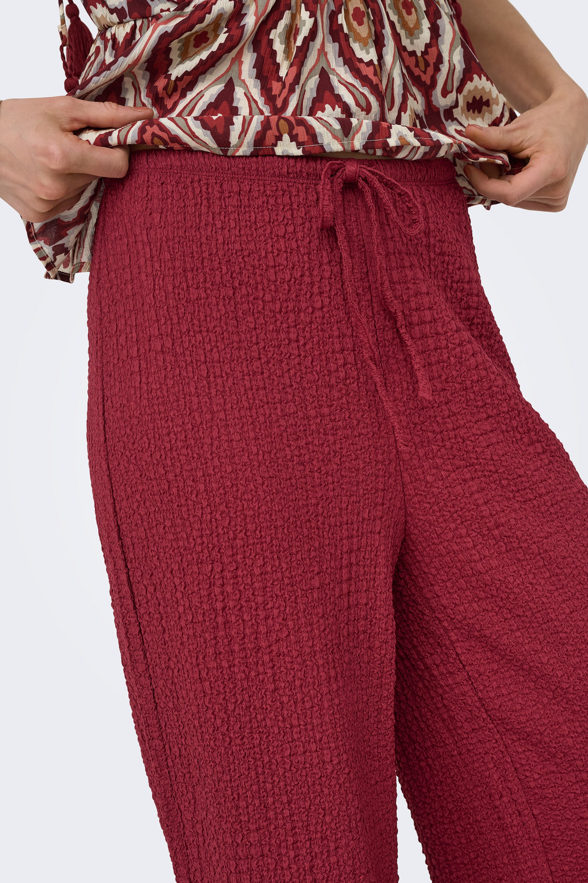 ONLERIKKA Wide Leg Hose n Crinkle-Optik - Brick Red
