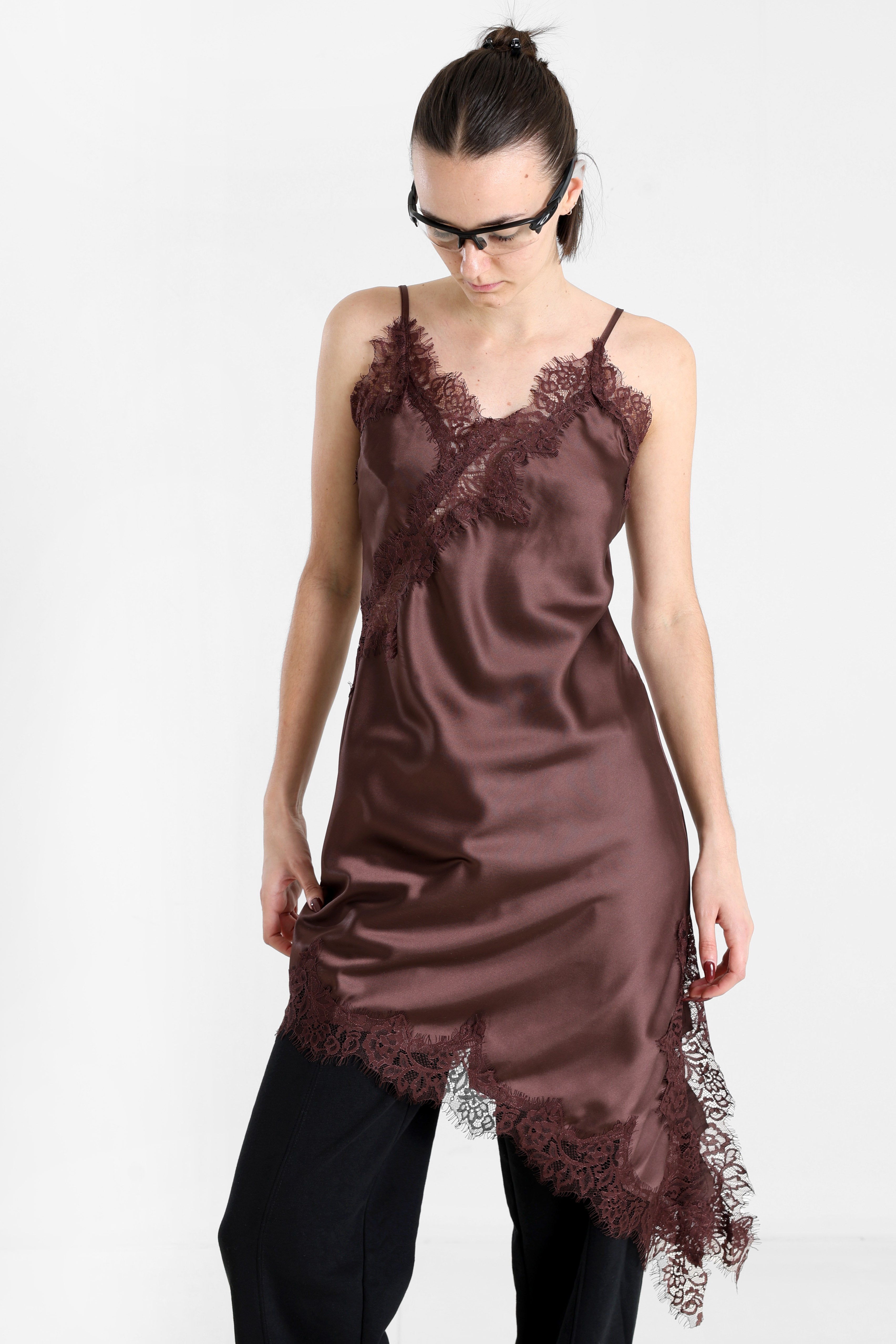 Asymmetrisches Satinkleid - Chocolate