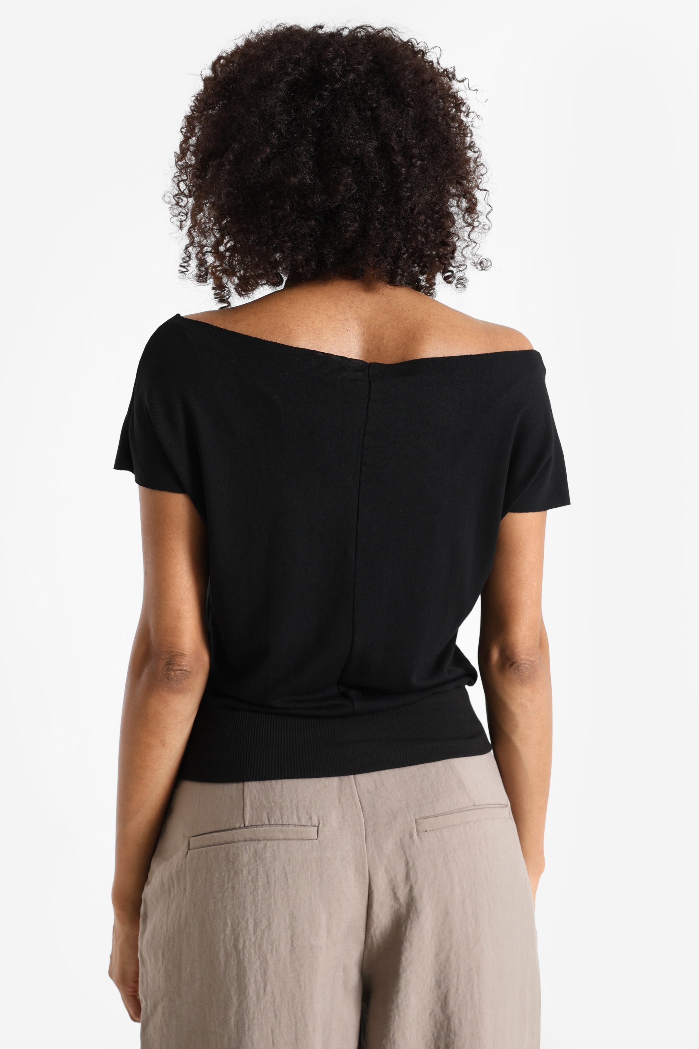 T-shirt scollata sulle spalle - Nero