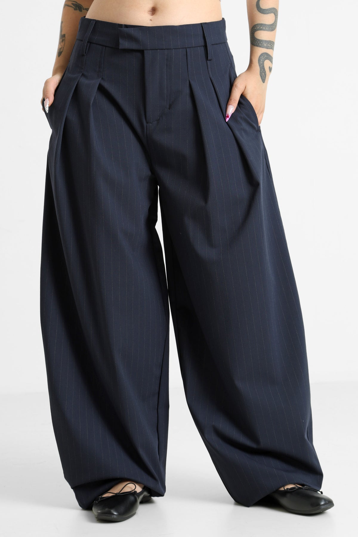 Pantalon barrel fit en tissu - Bleu marine + Blanc
