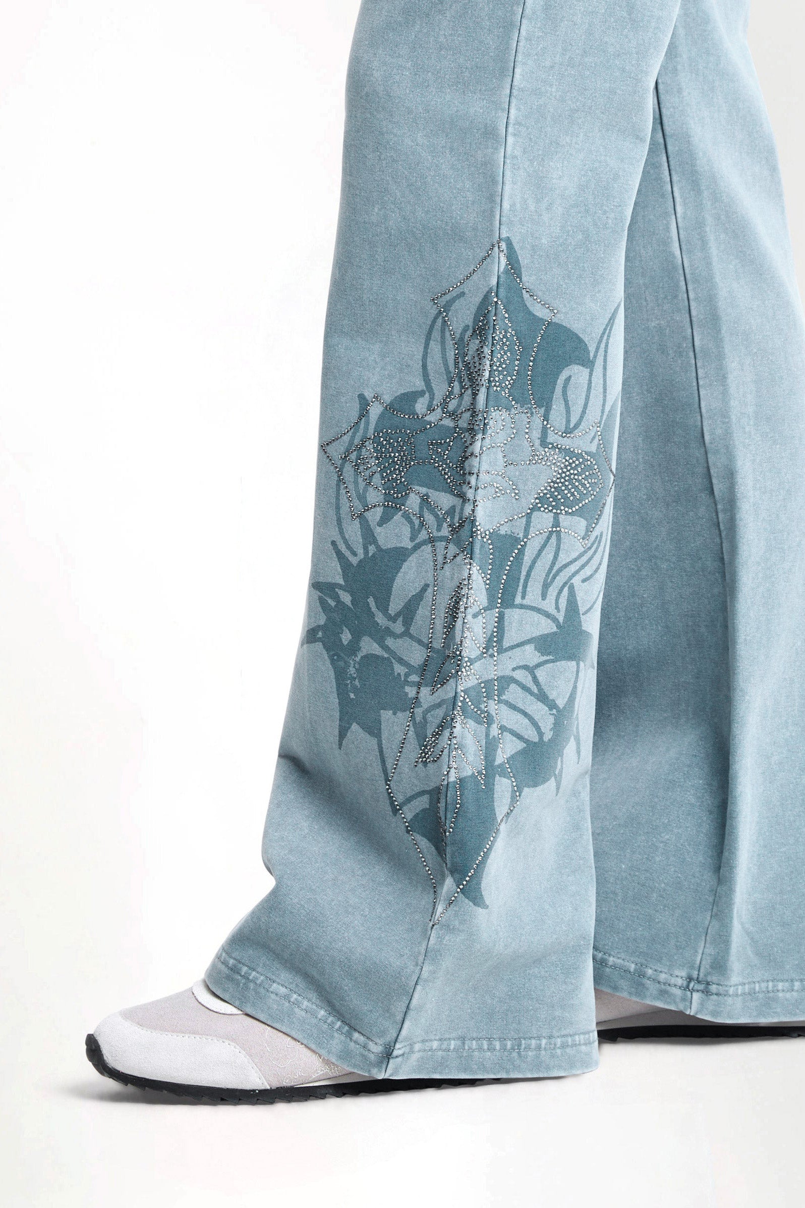Cross and Thorns flared sweatpants - Blue Washed