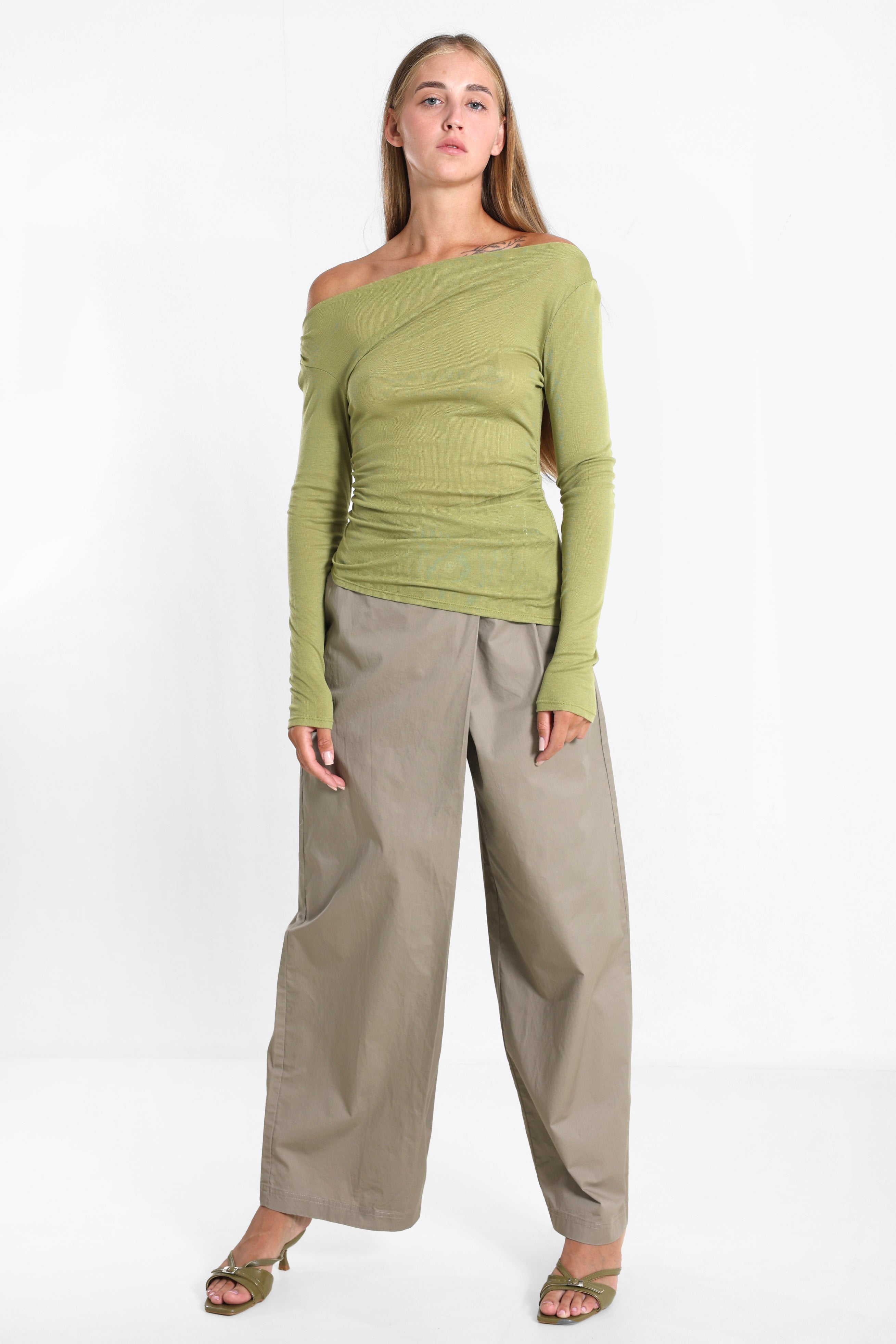 Off-shoulder shirt with long sleeves - Matcha Green