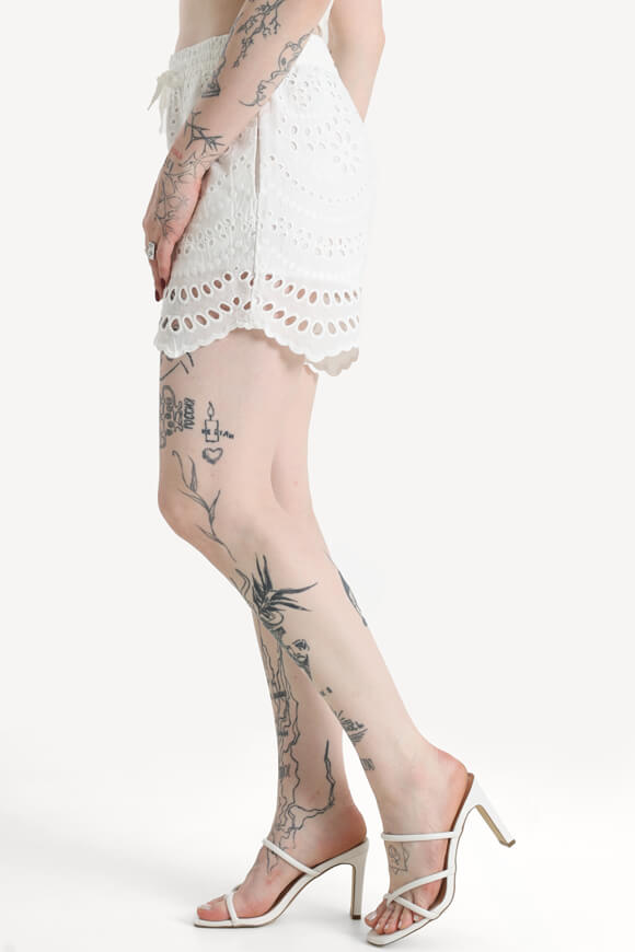 Pantaloncini in tessuto ONLKIM con motivo a buchi - Cloud Dancer