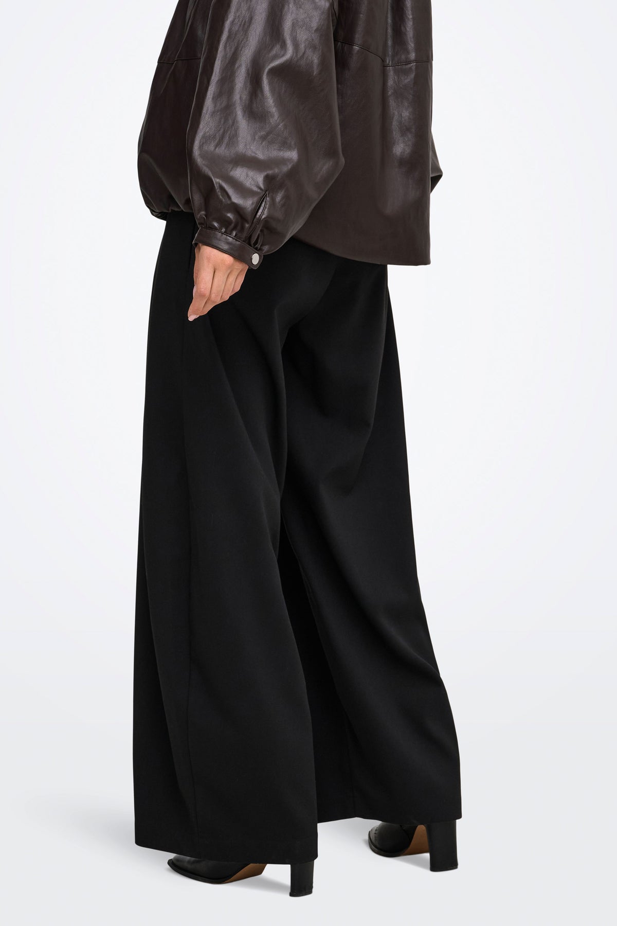 ONLYASMINE barrel fit trousers in L32 fabric - Black
