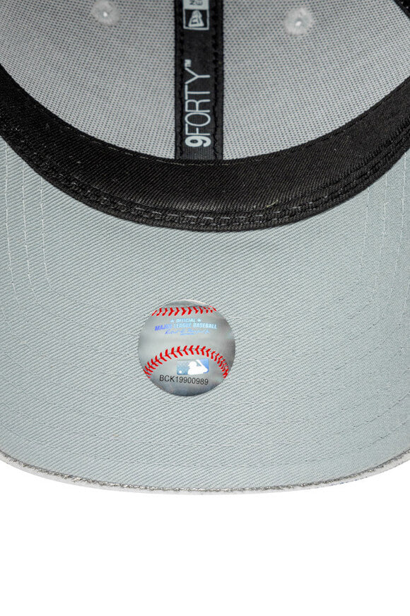 9Forty Metallic Cap / Strapback - Silver + White