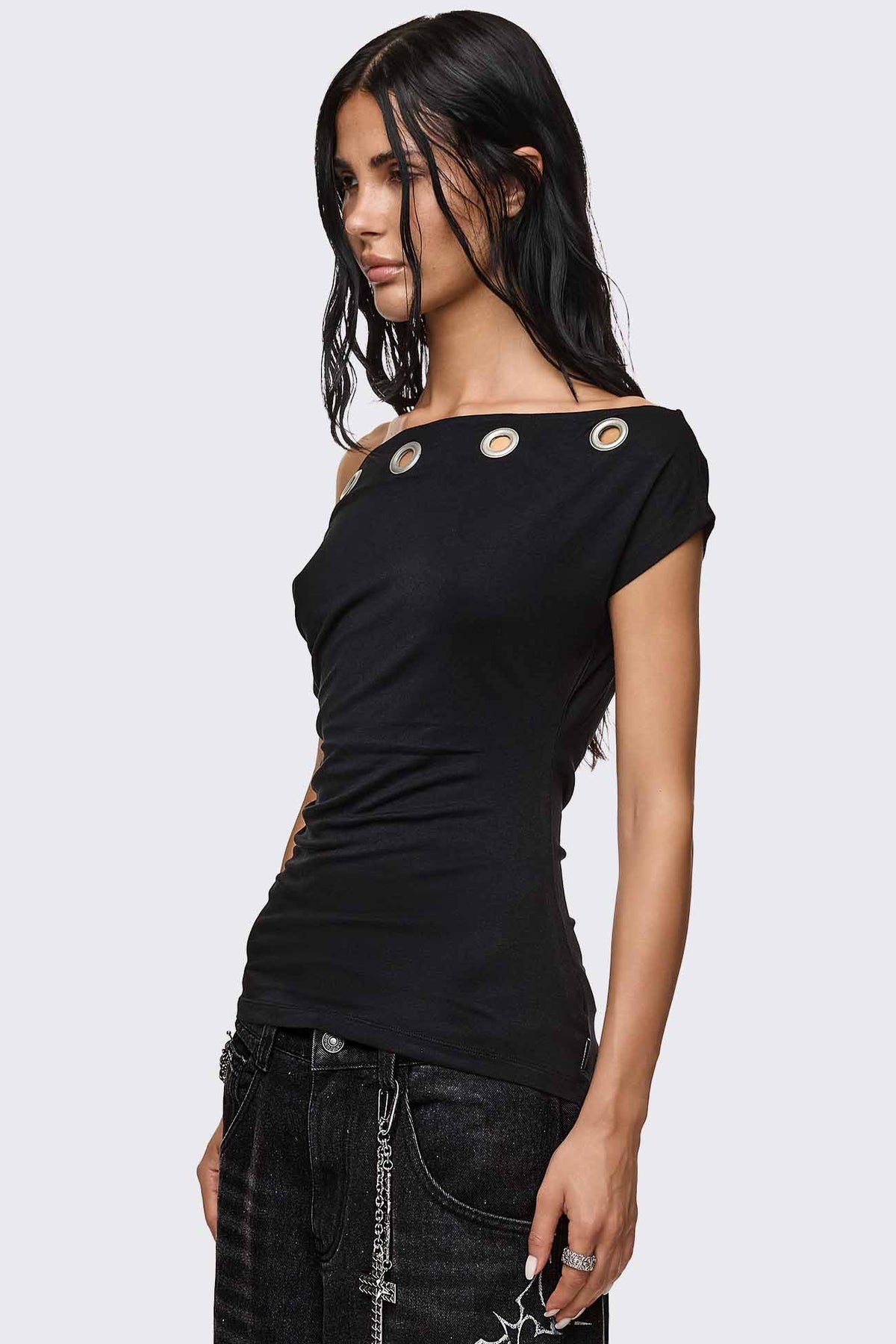 T-shirt Zadie Eyelet off shoulder con borchie - Black