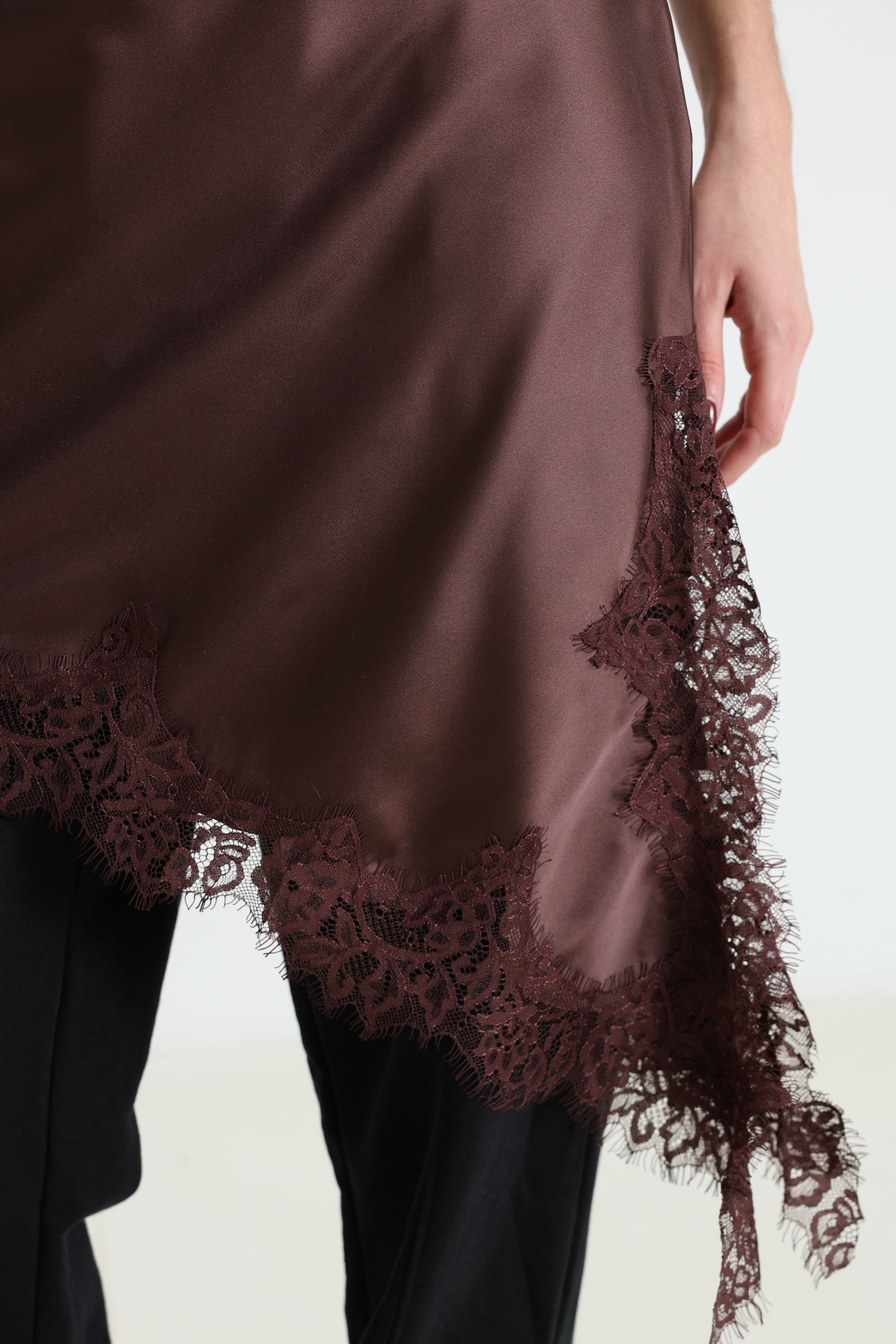 Abito asimmetrico in satin - Chocolate