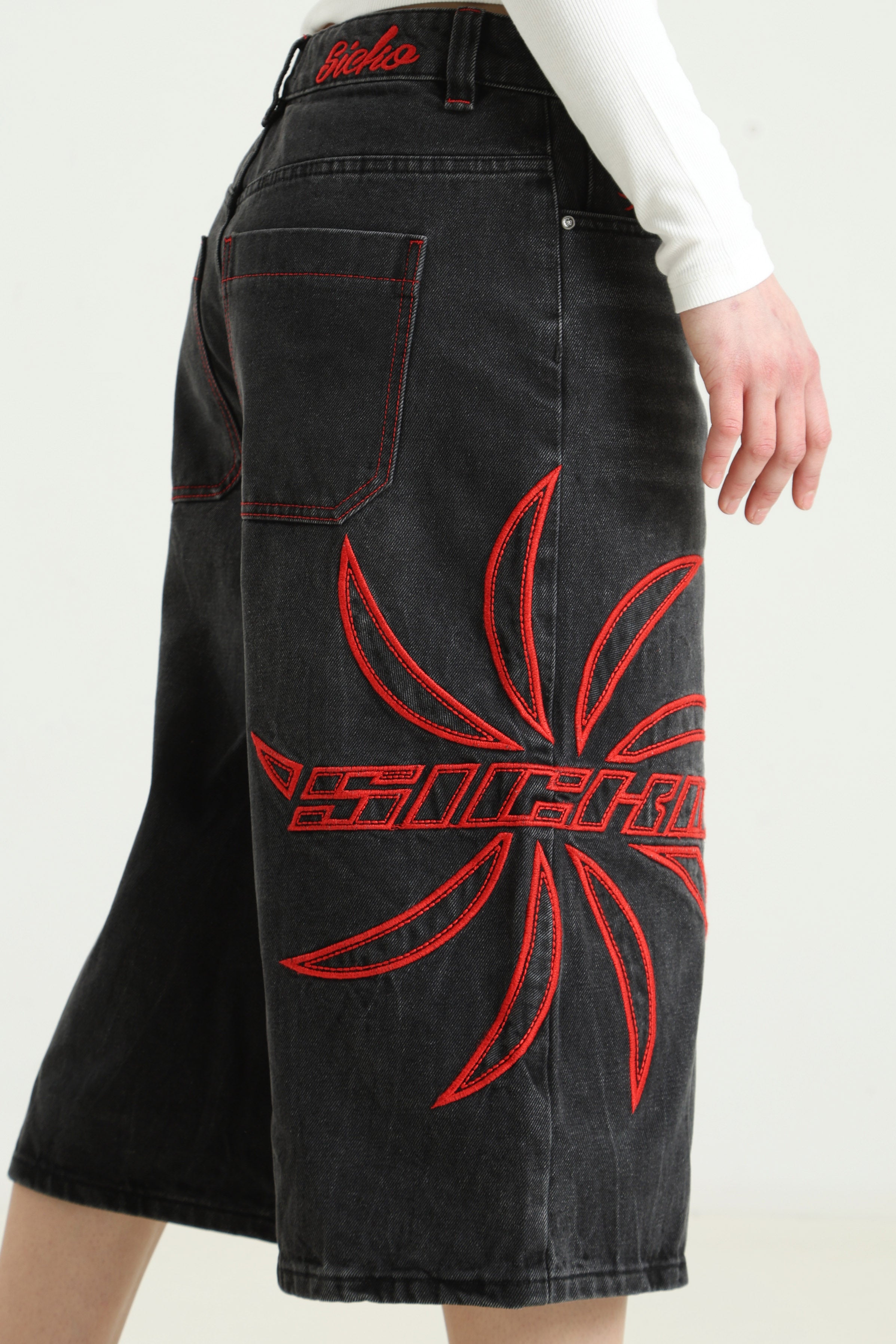 Jeansshorts - Schwarz + Rot