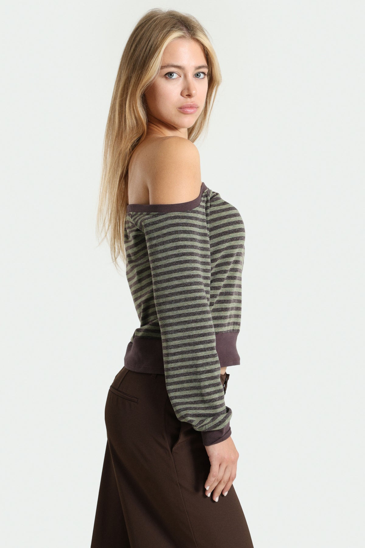 Off-shoulder shirt with long sleeves - Olive + Brun