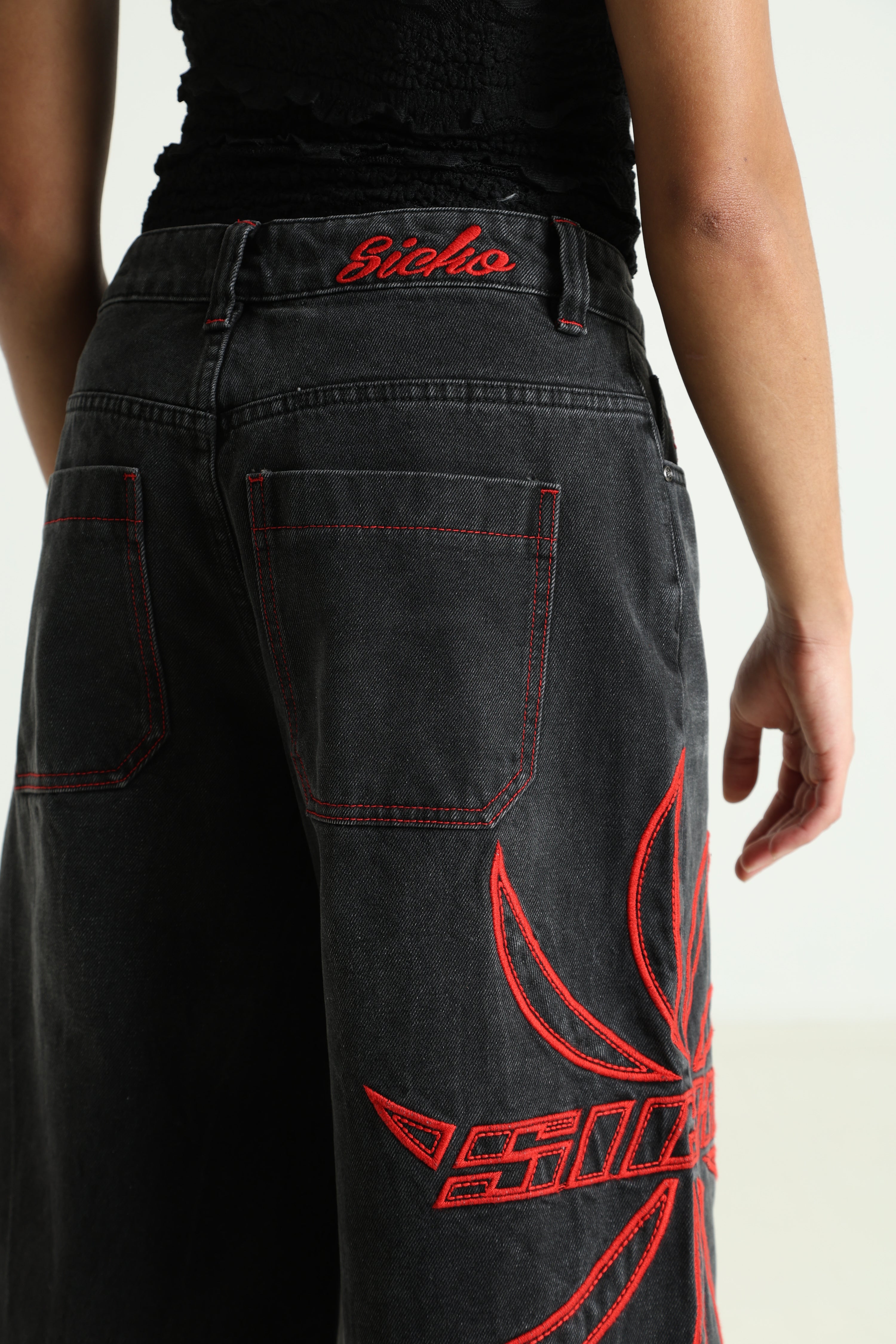 Jeansshorts - Schwarz + Rot