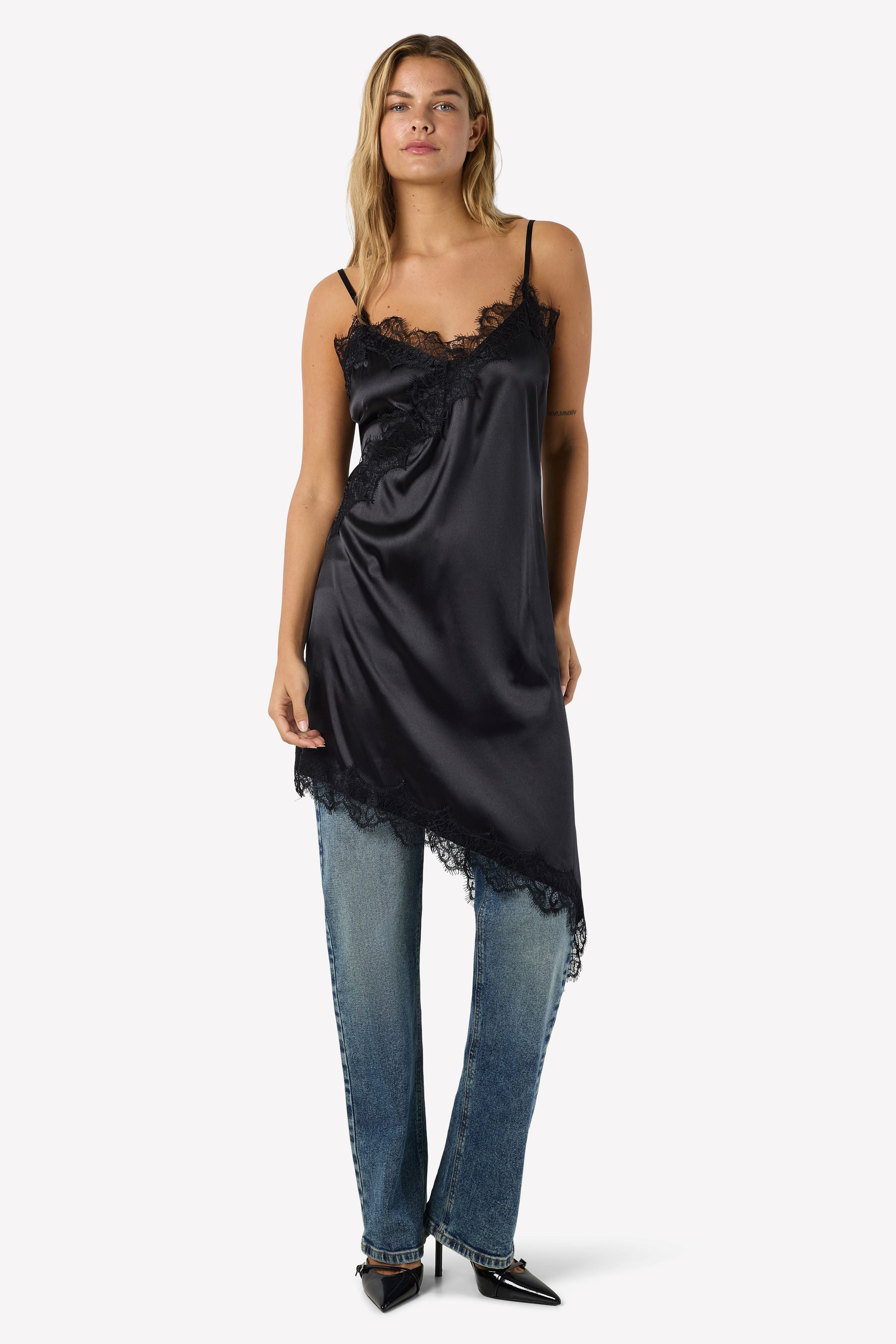 NMSOFIE robe asymétrique satinée - Black
