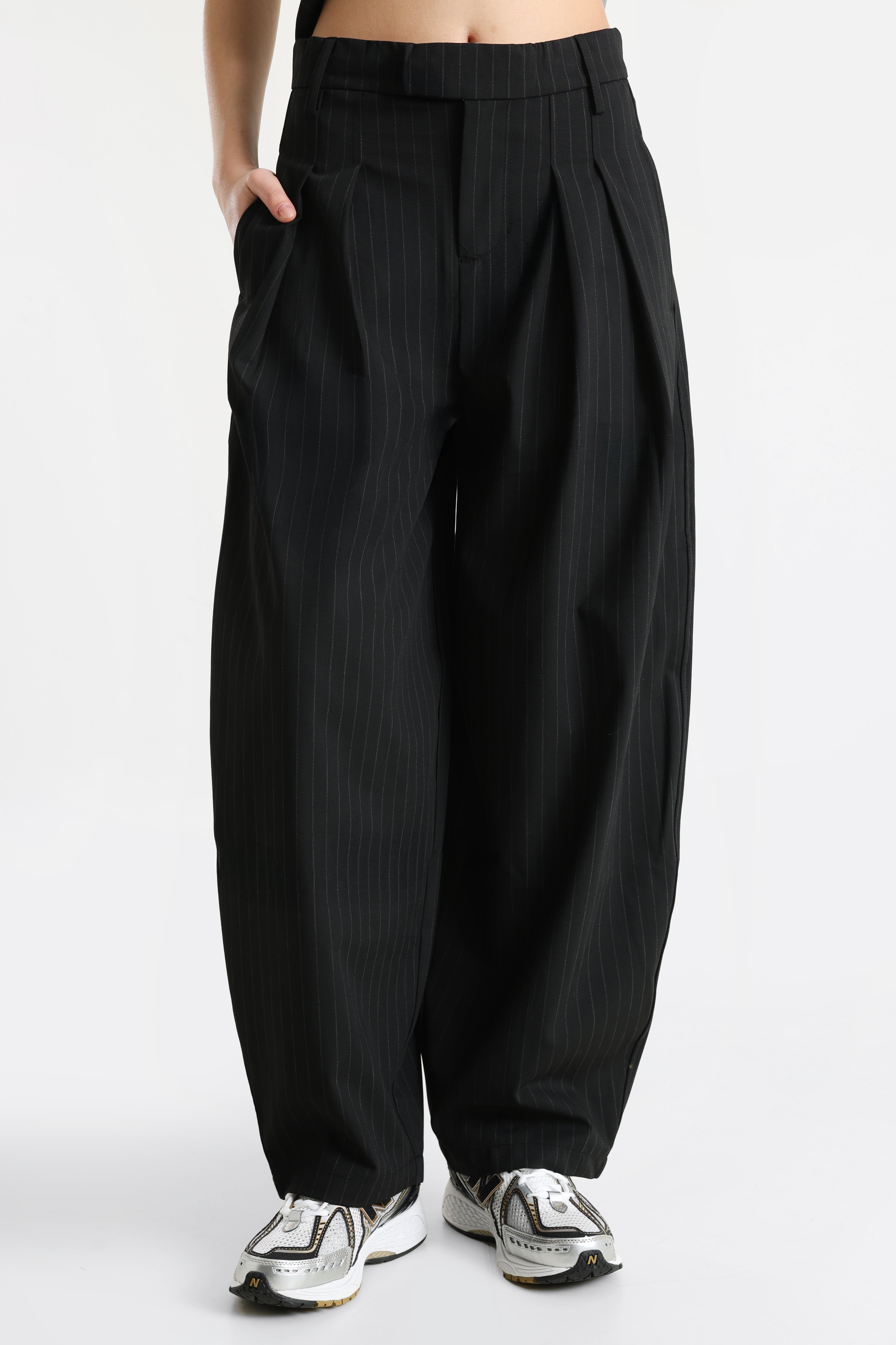 Barrel Fit Stoffhose - Schwarz