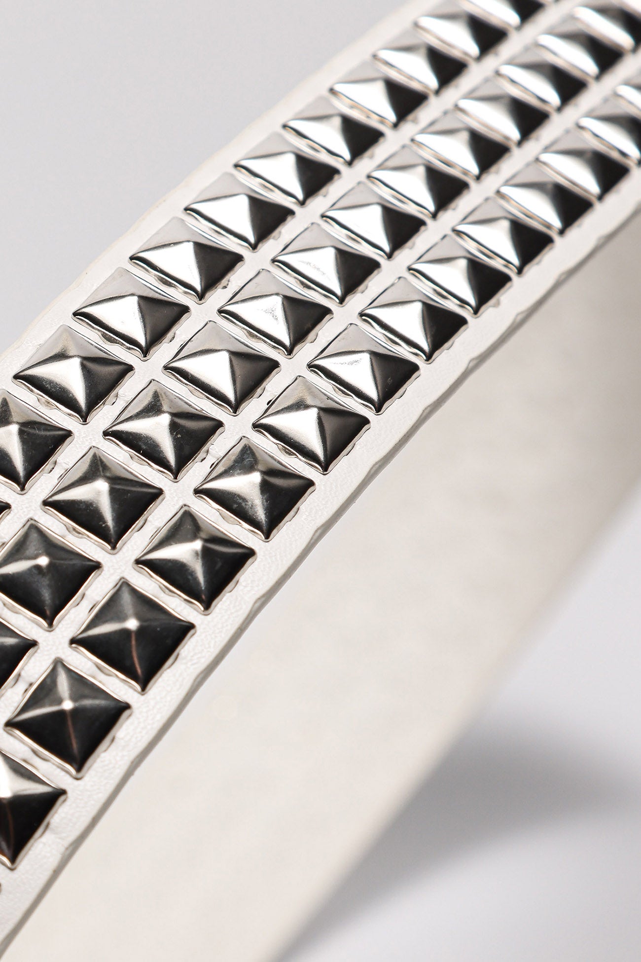 Gürtel mit Nieten - White + Silver
