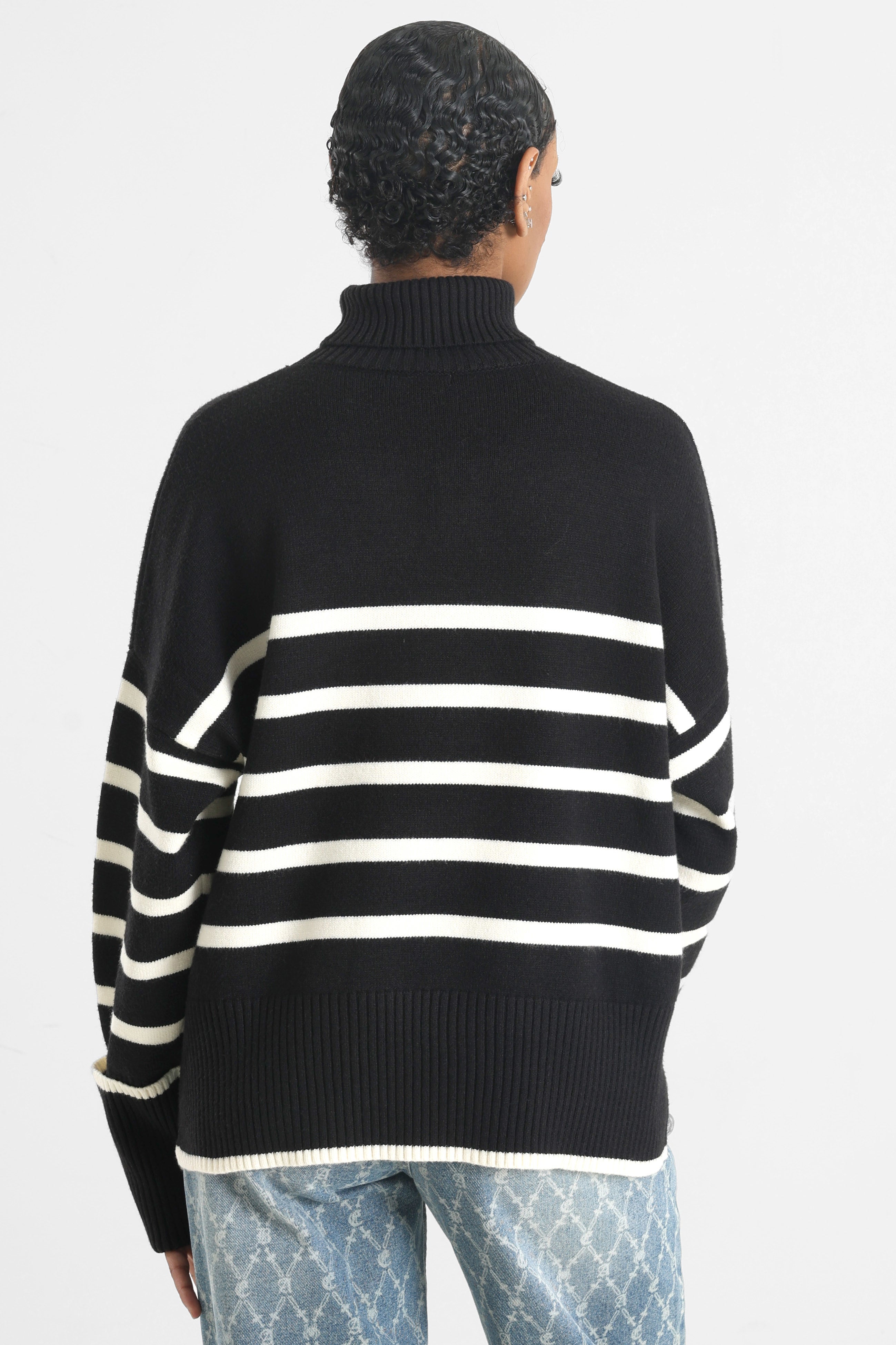 Pull ample à col roulé - Noir + Ecru