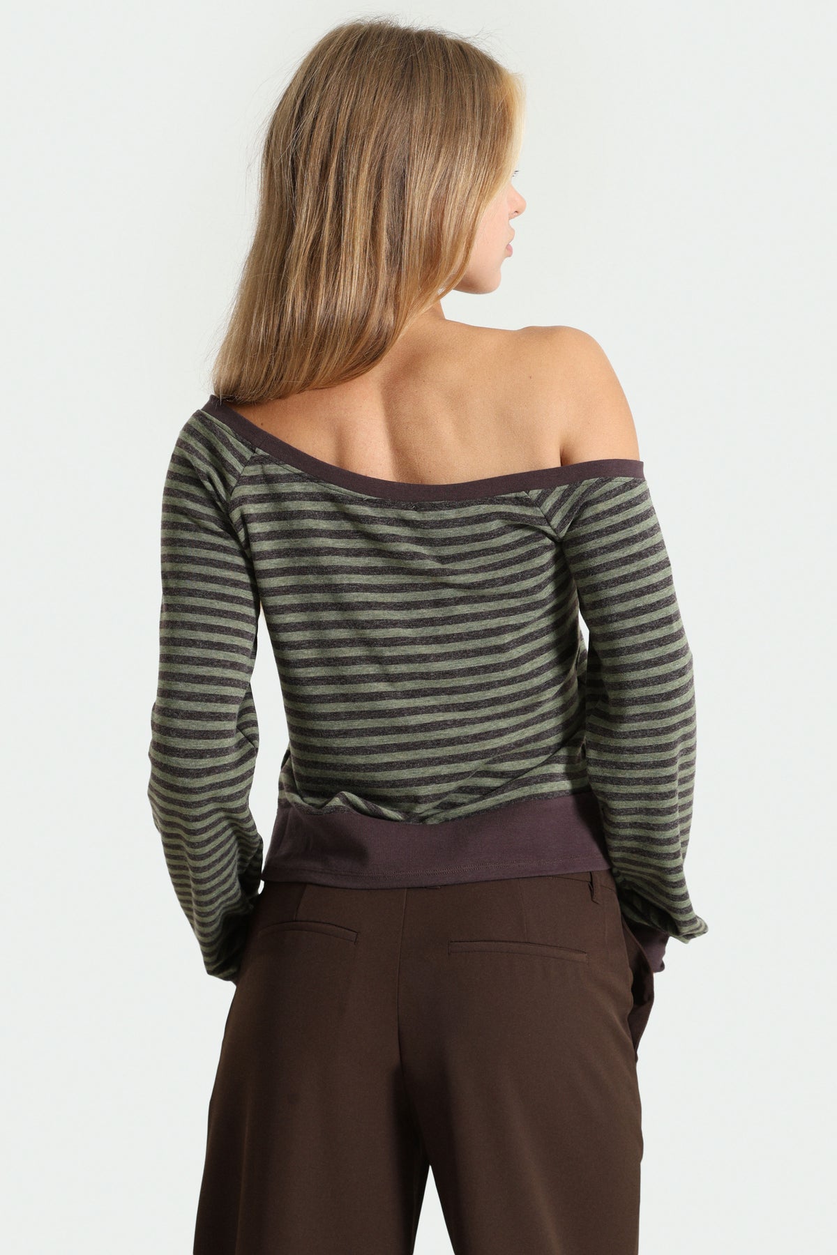 Off-shoulder shirt with long sleeves - Olive + Brun