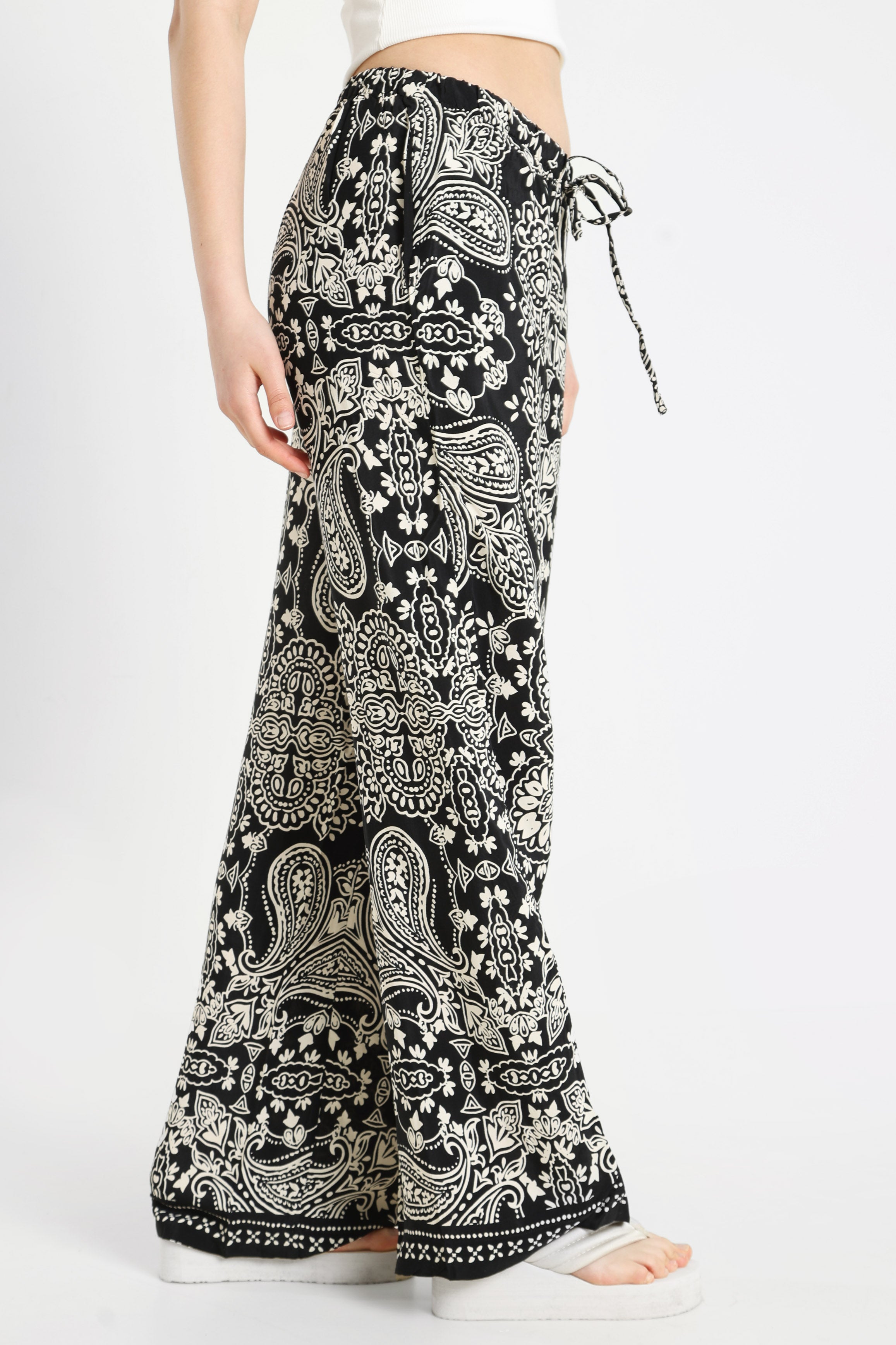 ONLEMZA Stoffhose - Black + Ethnic Paisley