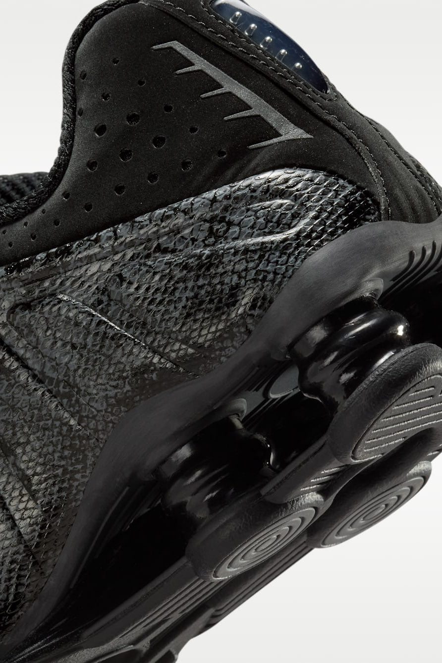 Shox R4 Sneaker - Black + Metallic Silver