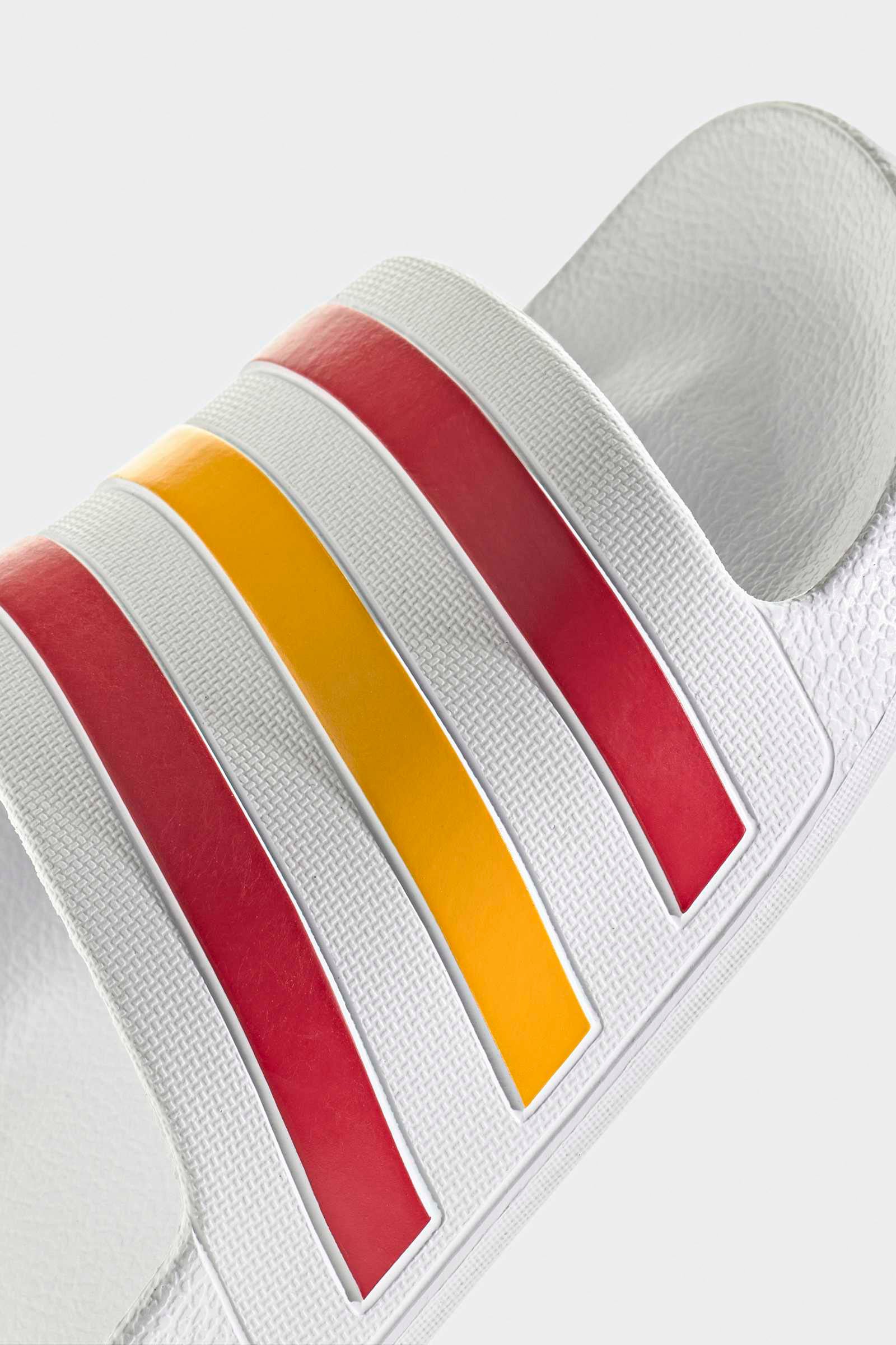 Adilette Aqua Pantoletten - Footwear White + Team Power Red + Crew Yellow
