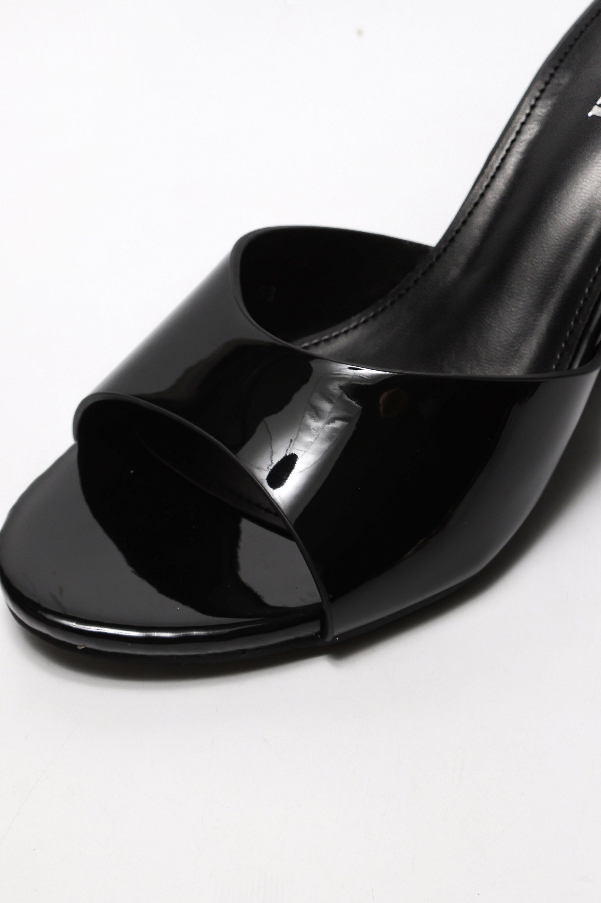 Lack Mules mit Keilabsatz - Black