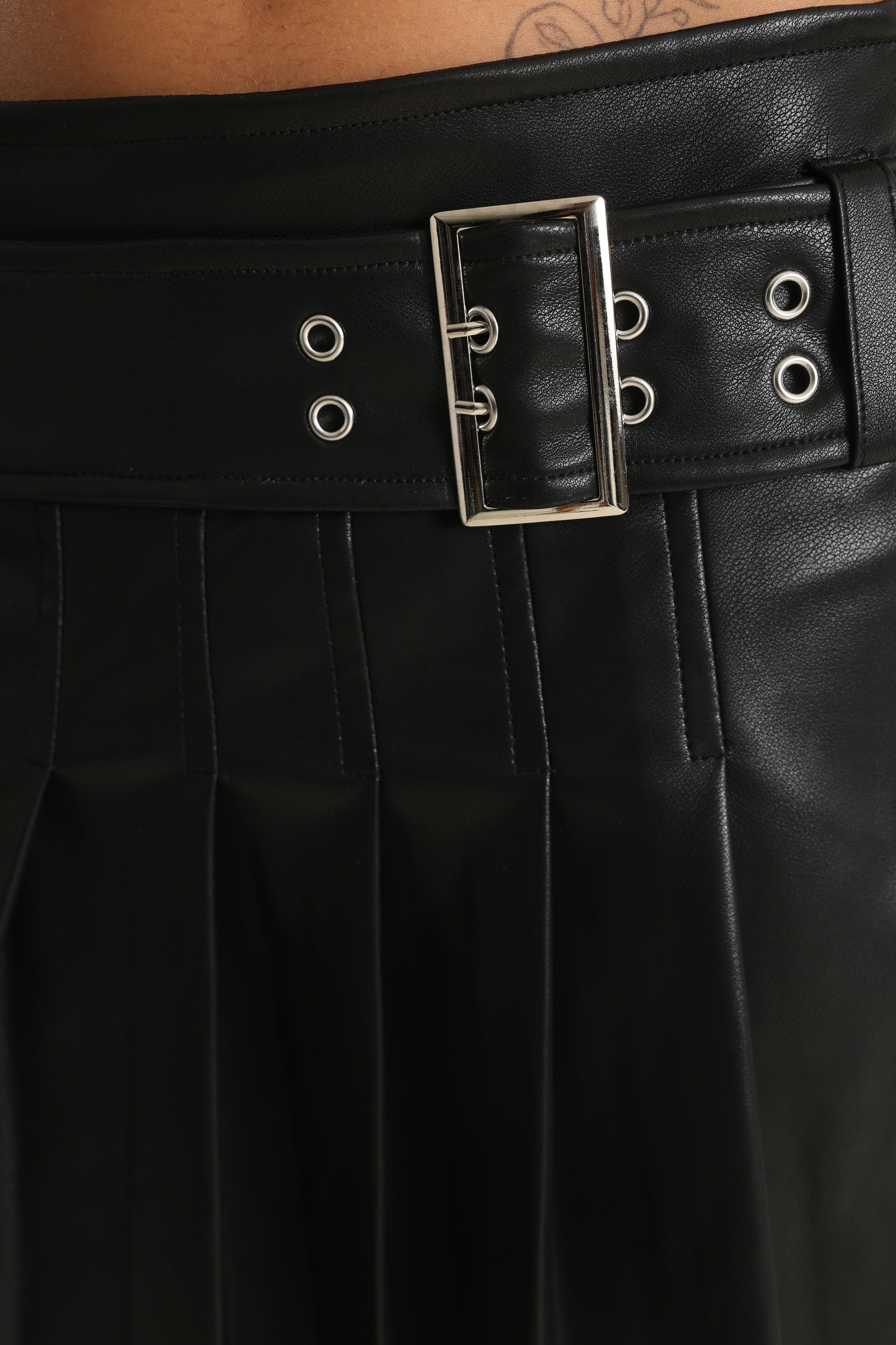 Mini jupe plissée en similicuir - Noir