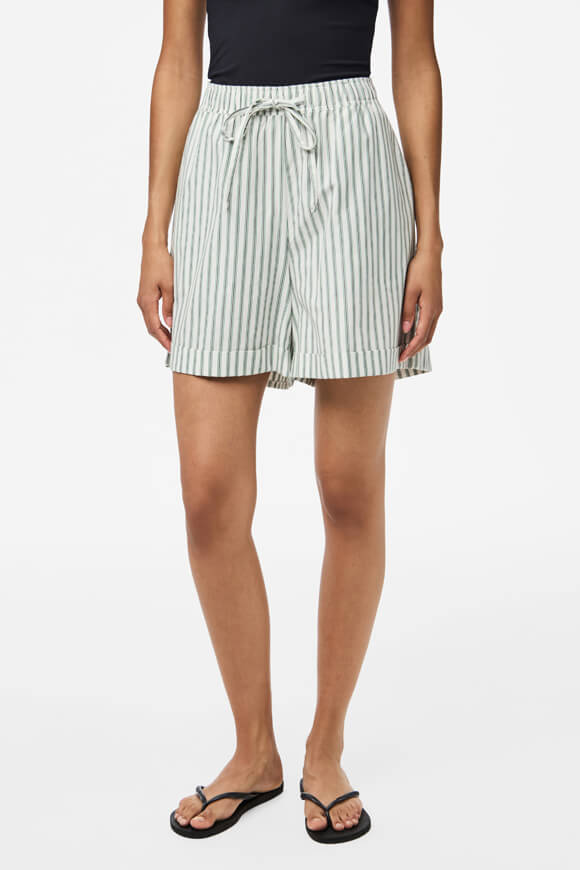 PCTAELYN fabric shorts - Cloud Dancer + Green