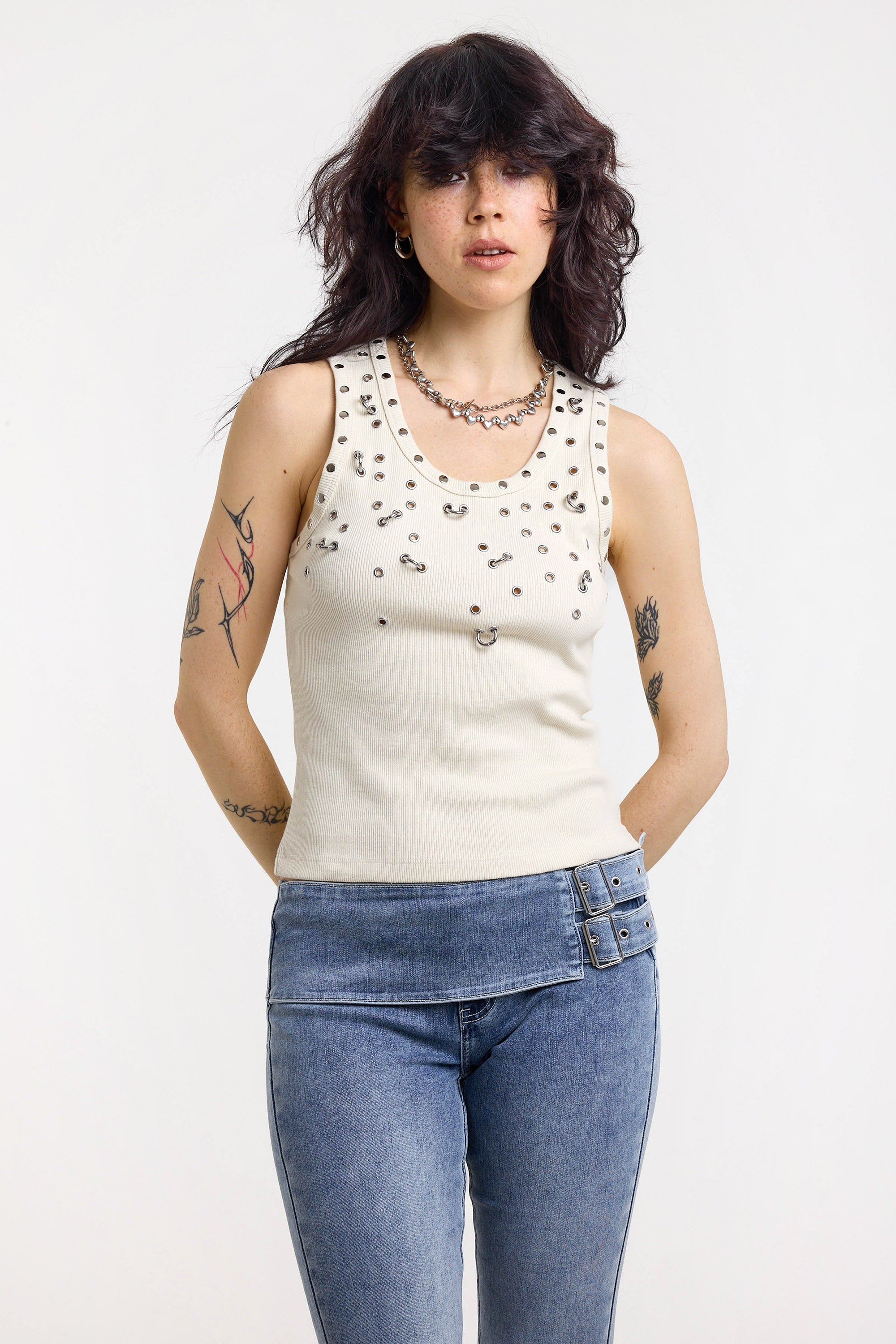 Scatter Piercing Geripptes Tanktop mit Nieten - Light Beige