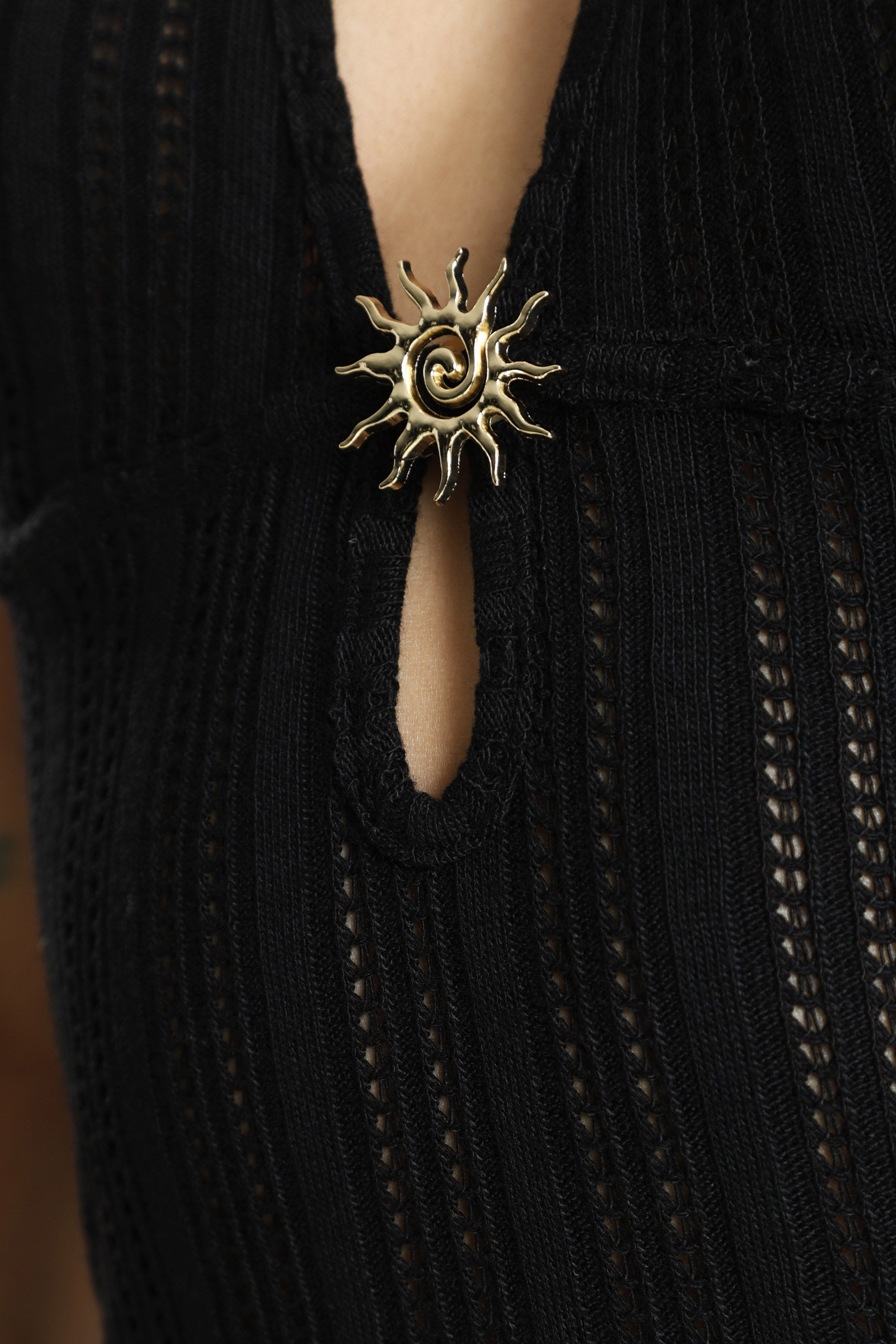 Abito lungo con schiena scoperta e motivo traforato - Nero