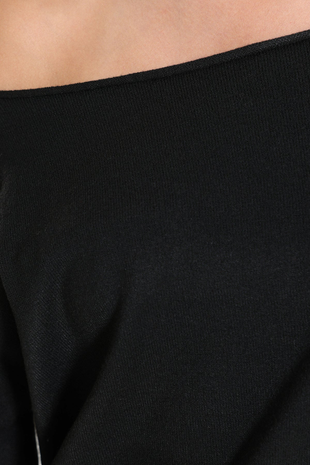 Fine knit off-shoulder sweater - Black