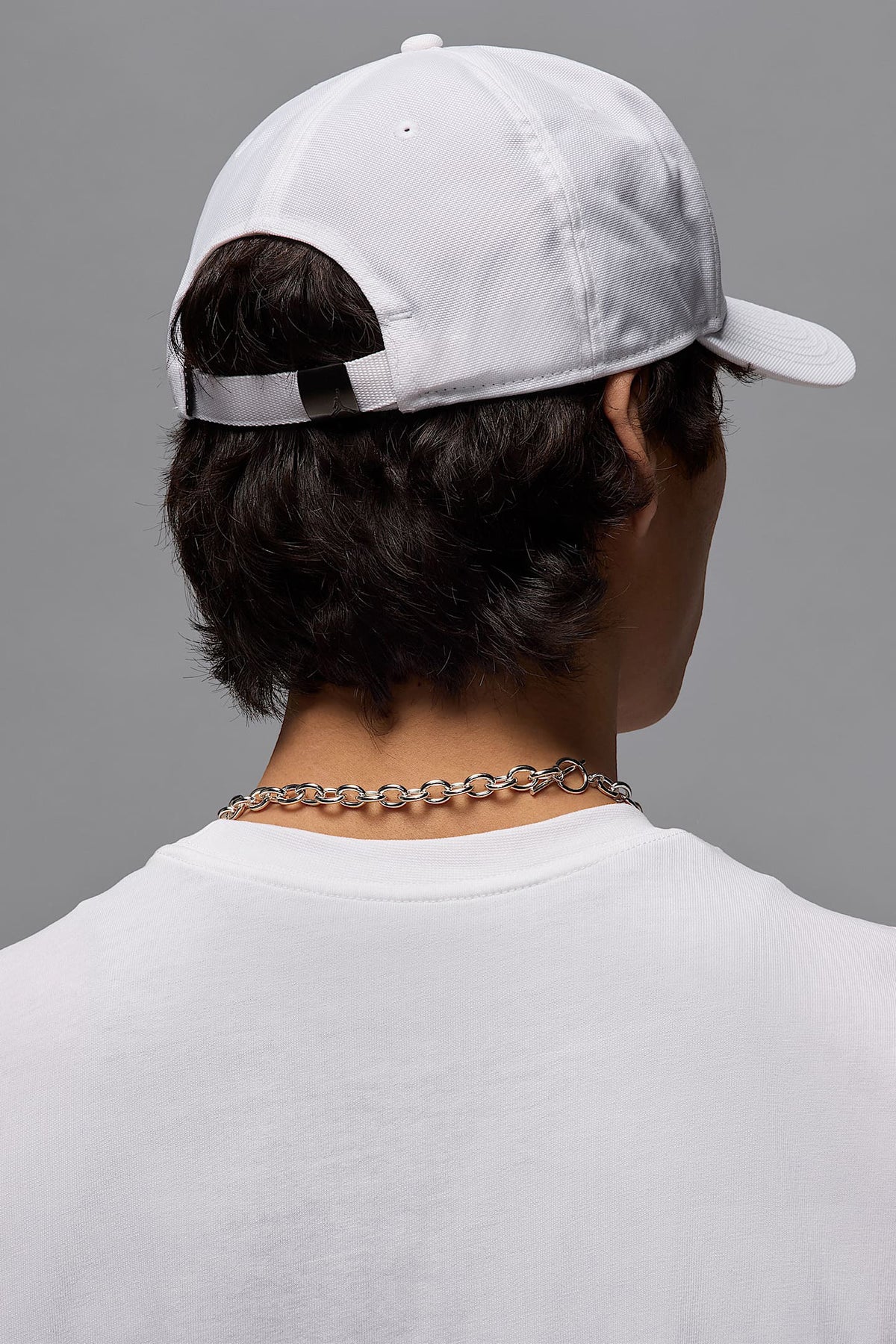 Cappellino con cinturino regolabile - White