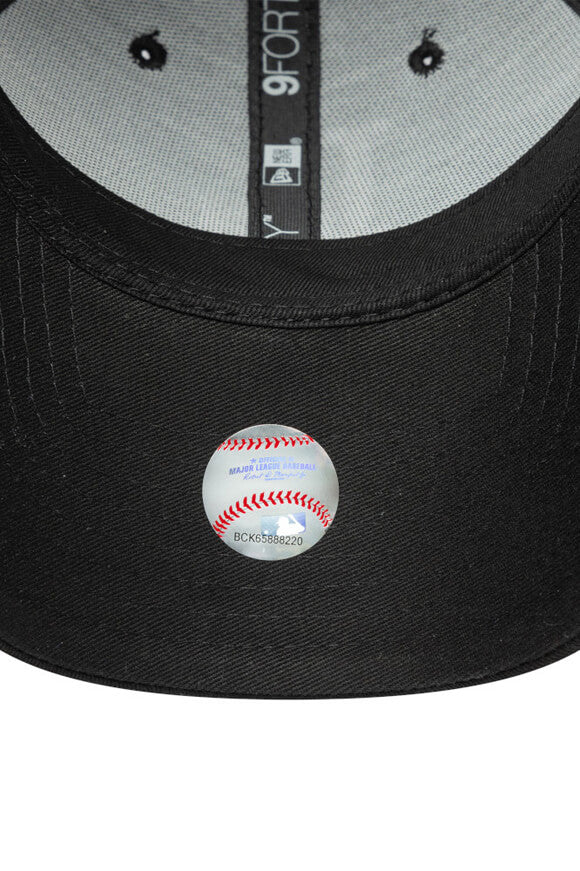 9Forty Cap / Strapback - Black + White