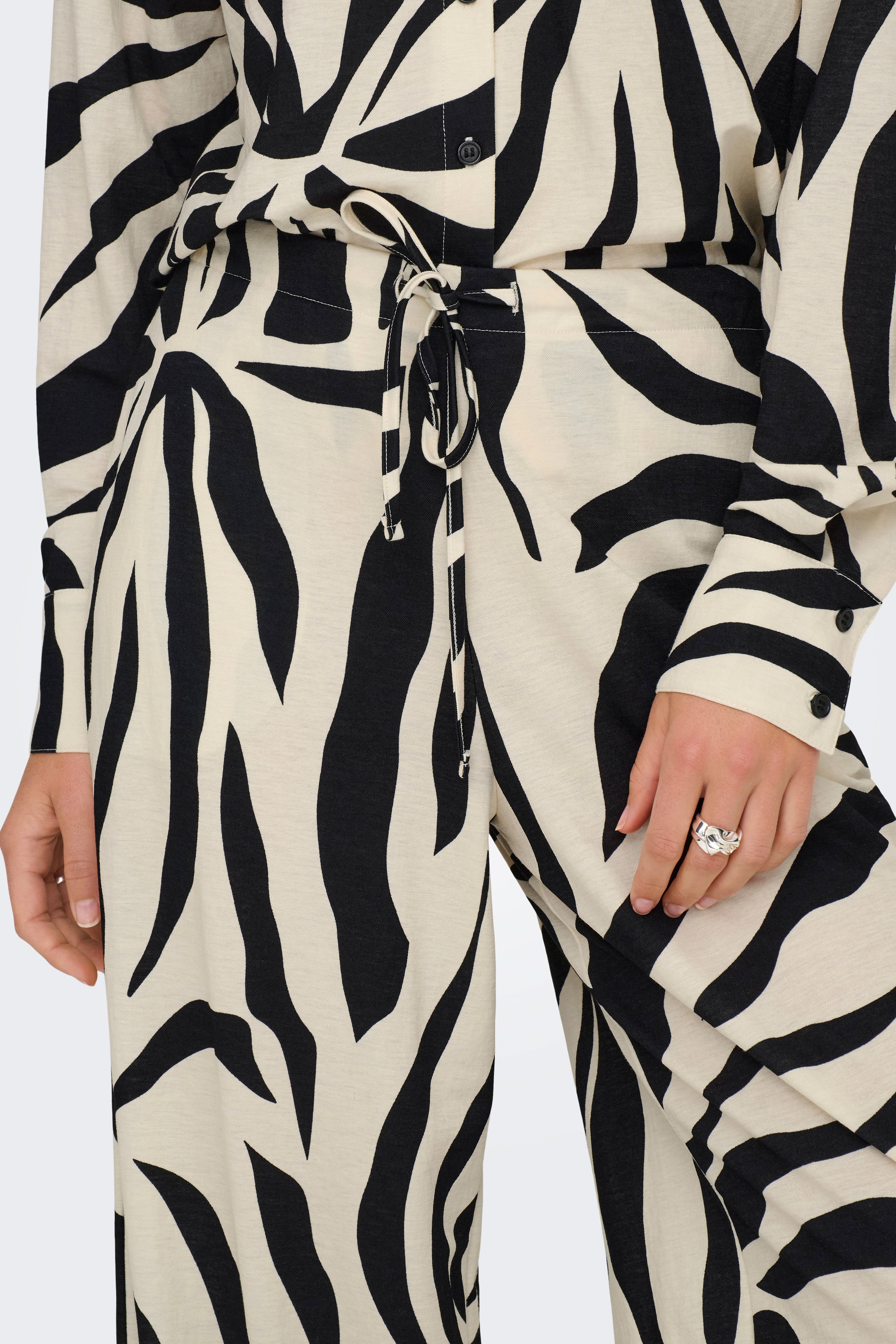 ONLSAKURA Stoffhose - Beige + Black