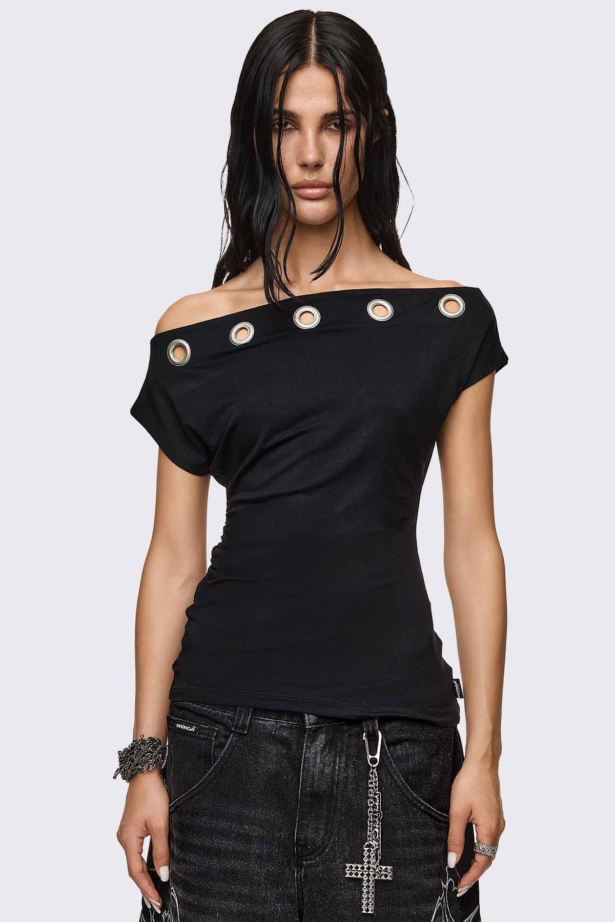T-shirt Zadie Eyelet off shoulder con borchie - Black
