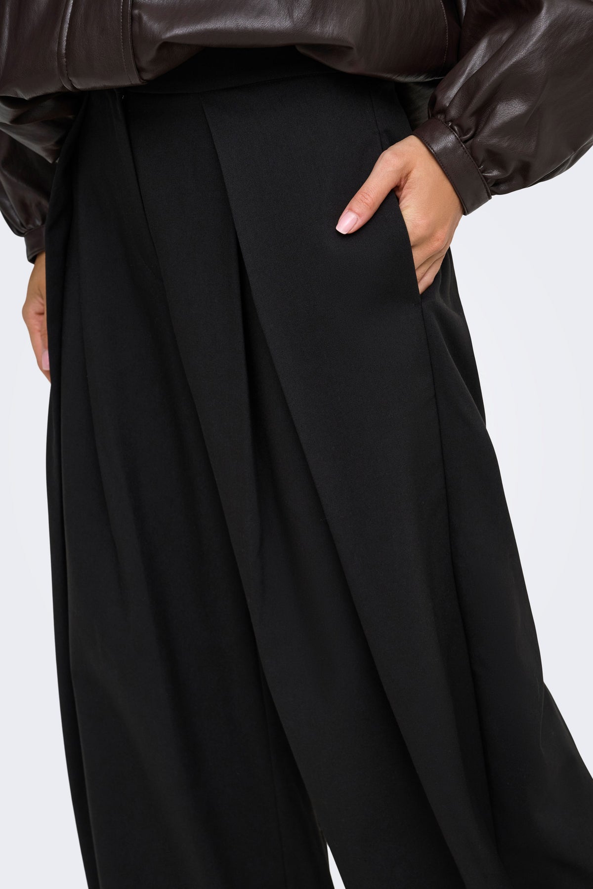 ONLYASMINE barrel fit trousers in L32 fabric - Black