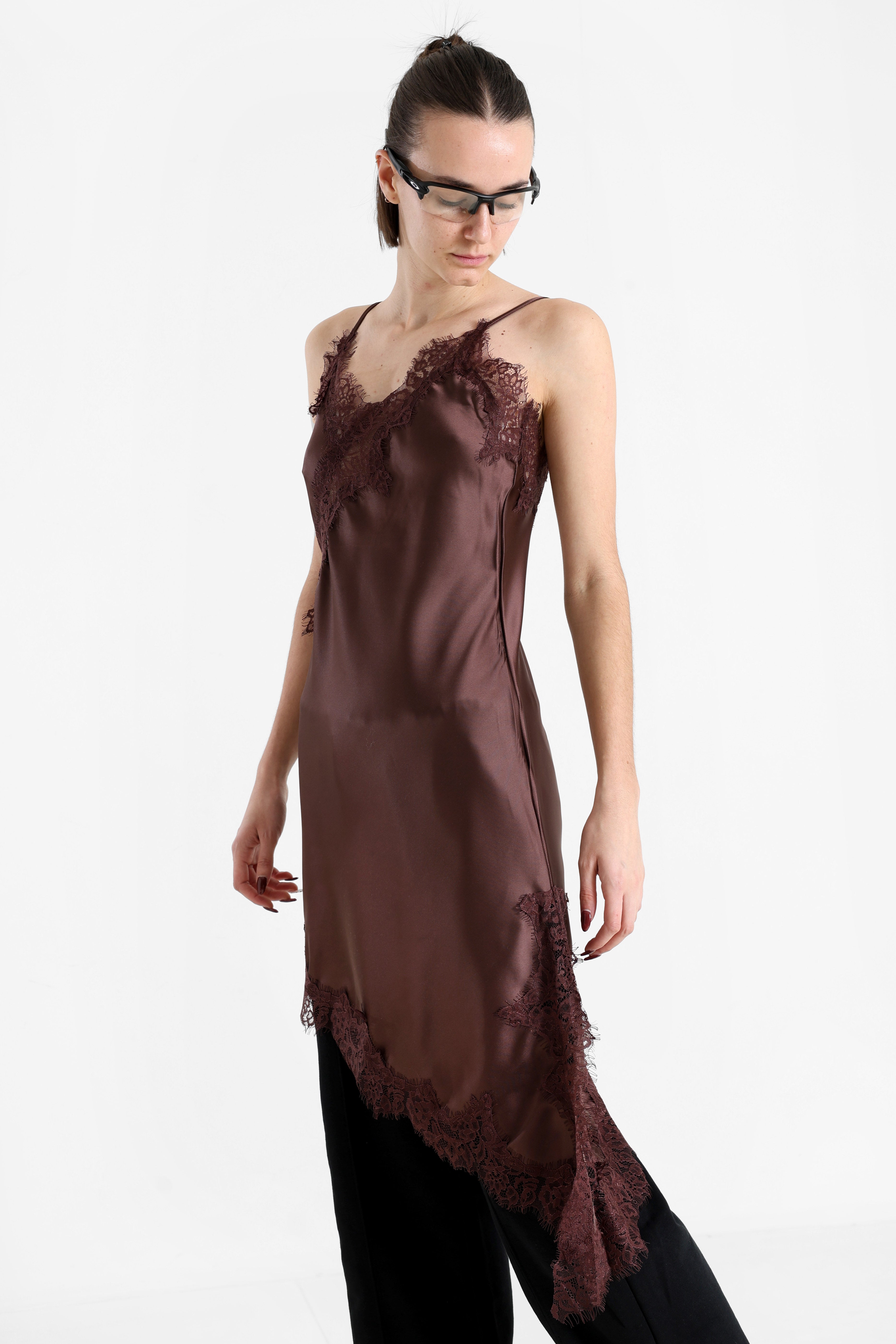 Abito asimmetrico in satin - Chocolate