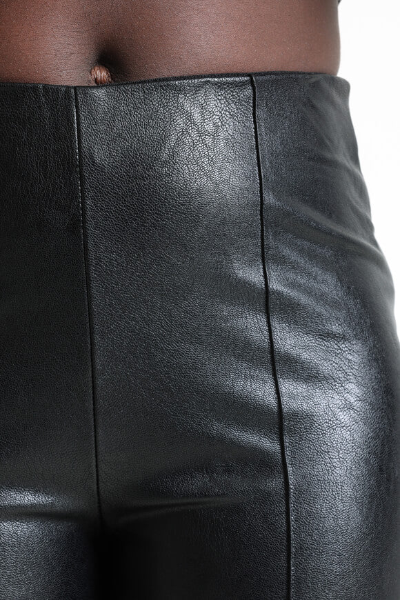 Pantaloni svasati in ecopelle - nero