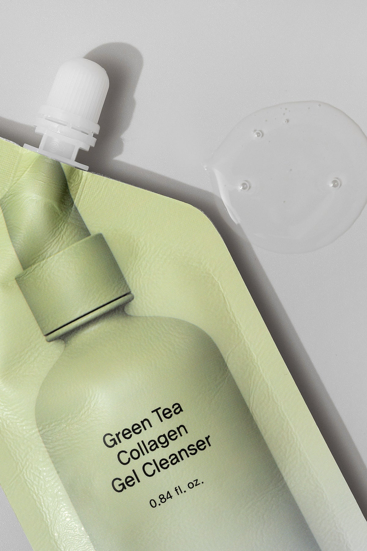 Collagen and green tea cleansing gel - Green + Offwhite