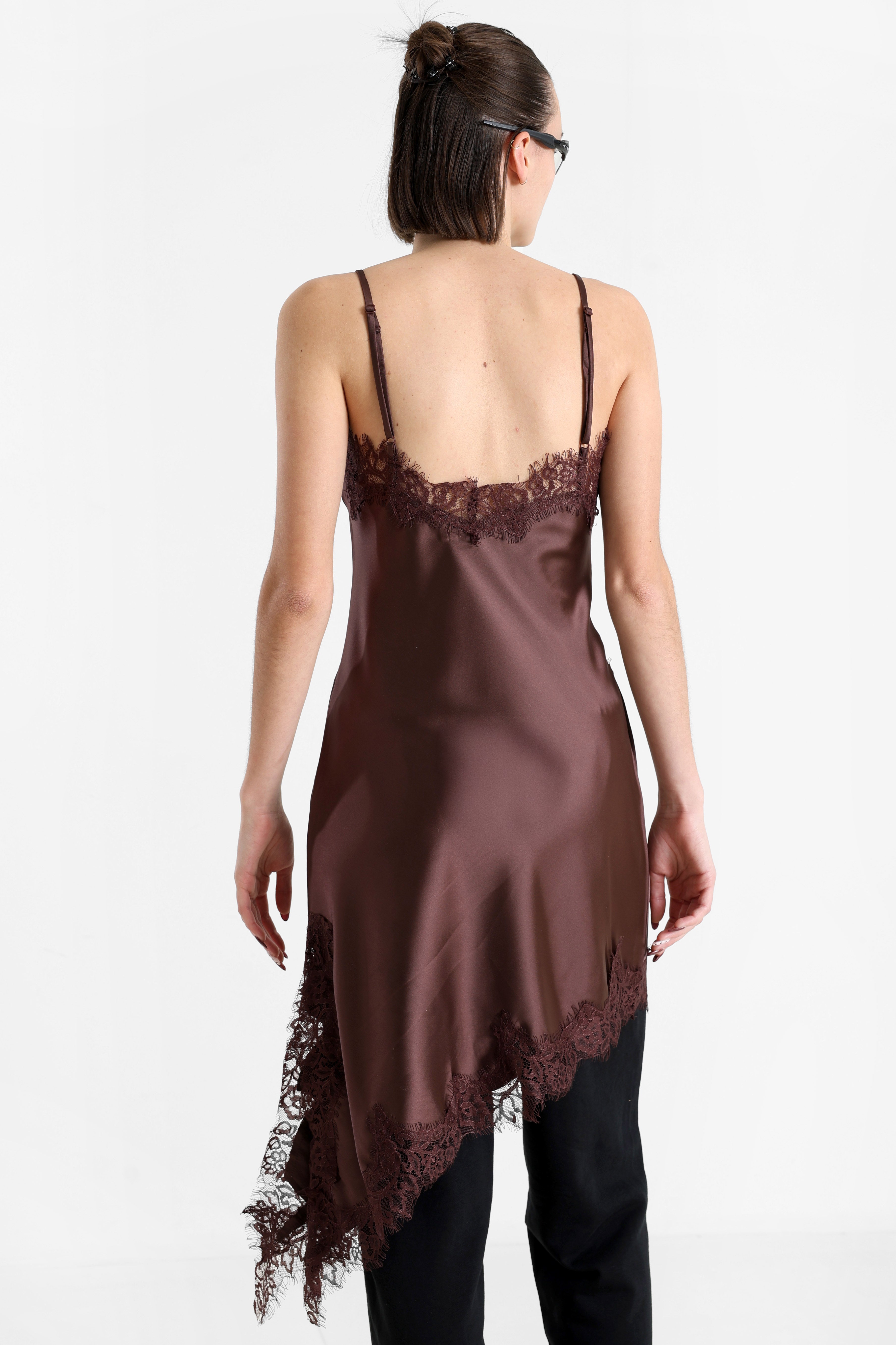 Abito asimmetrico in satin - Chocolate