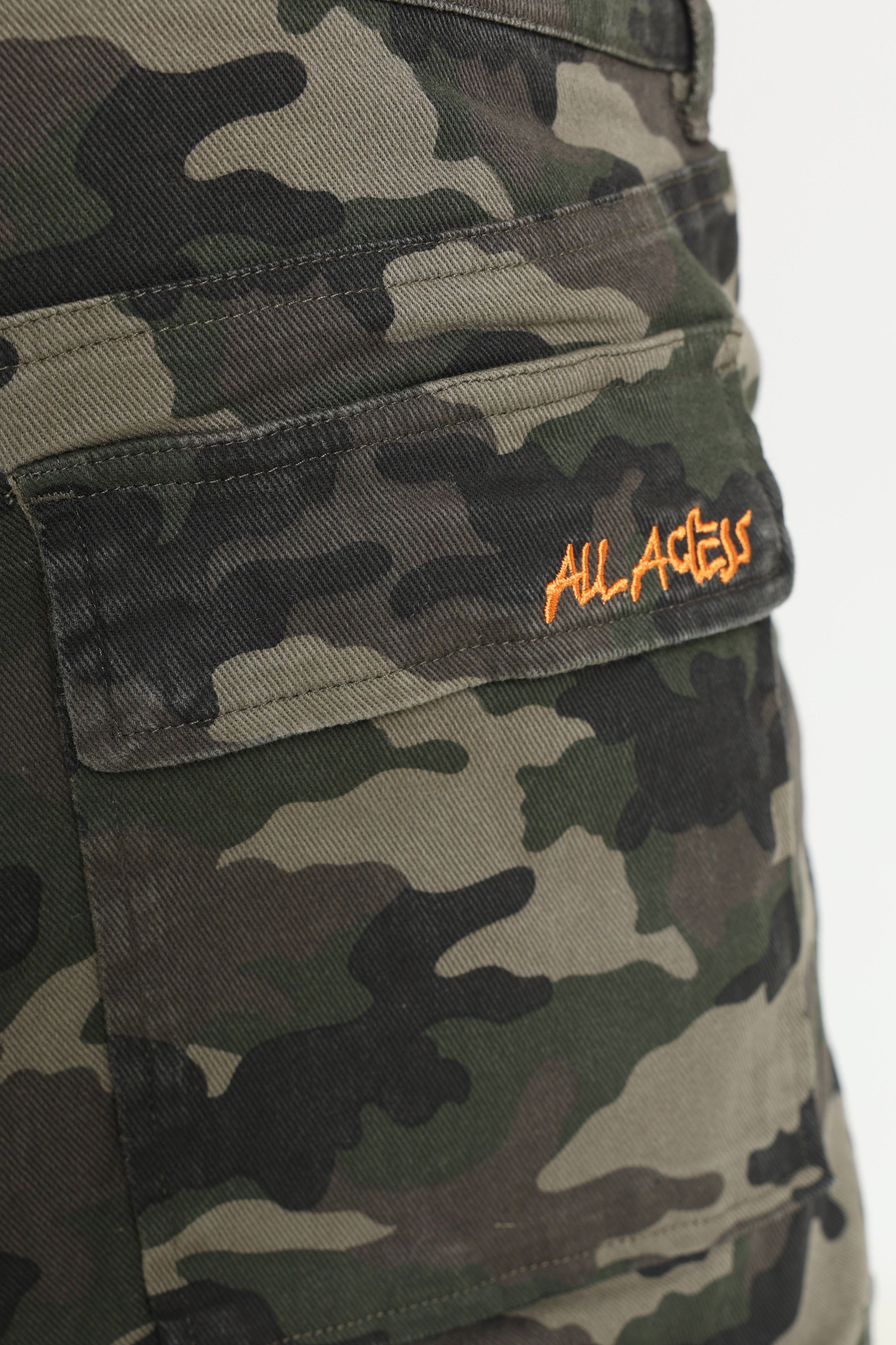 Cargo Bermuda shorts in fabric - Vert Camouflage
