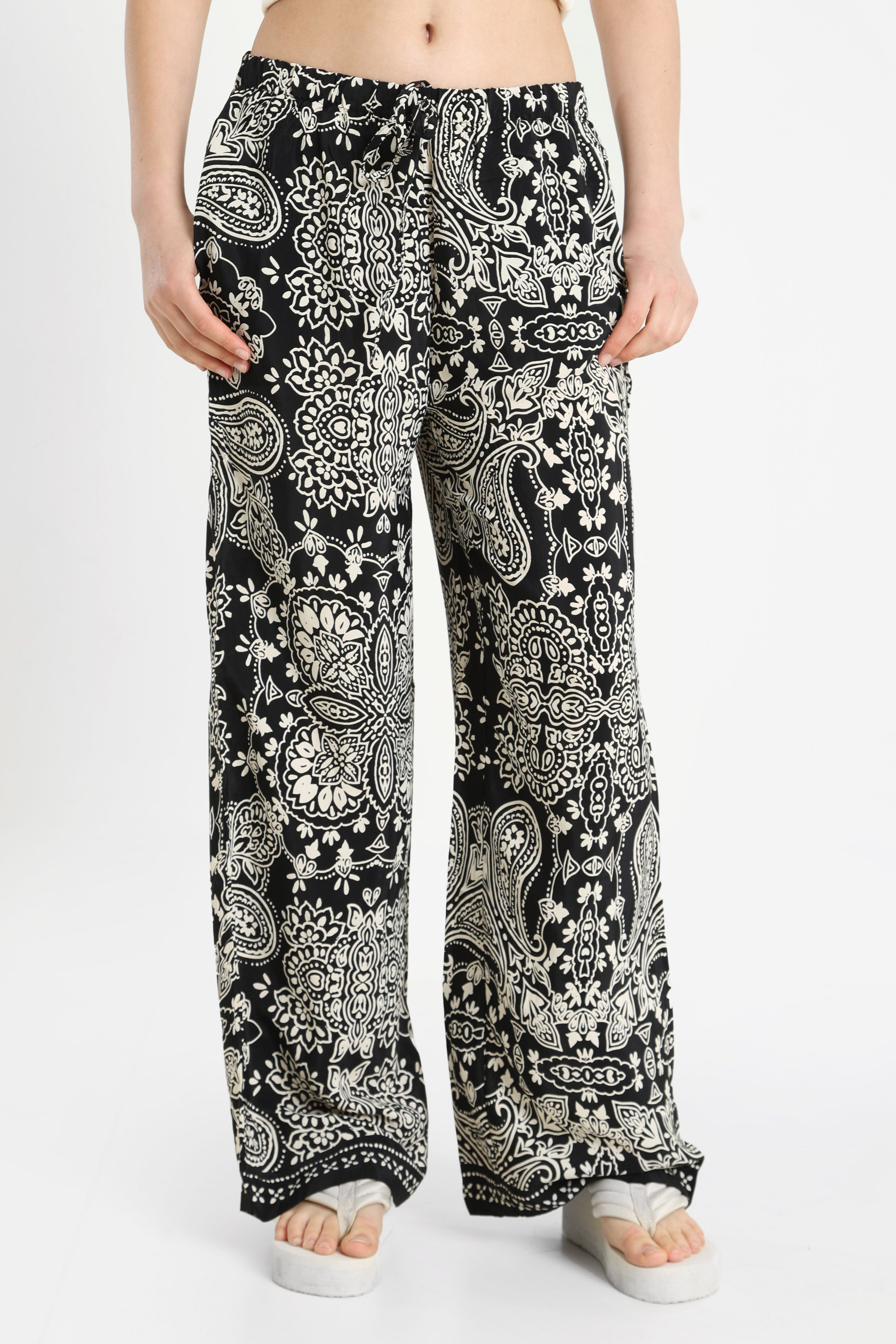 ONLEMZA Stoffhose - Black + Ethnic Paisley
