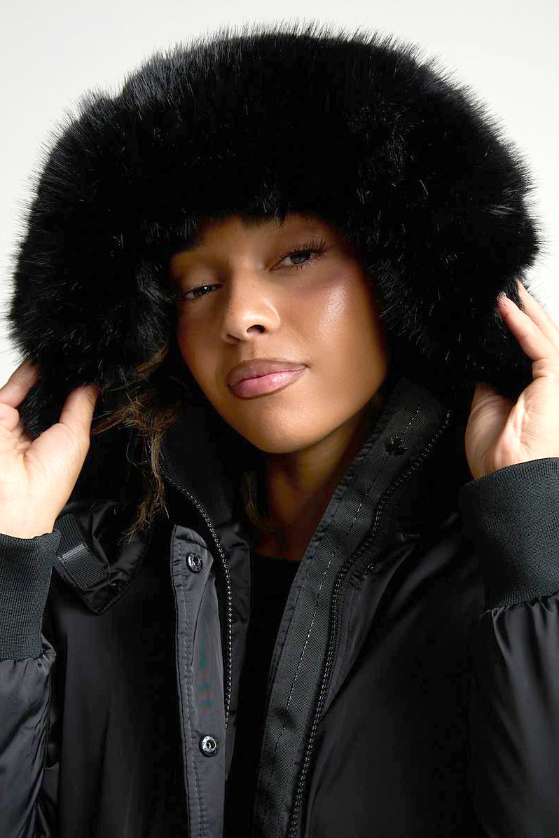 Olivia indossa un bomber imbottito - Black