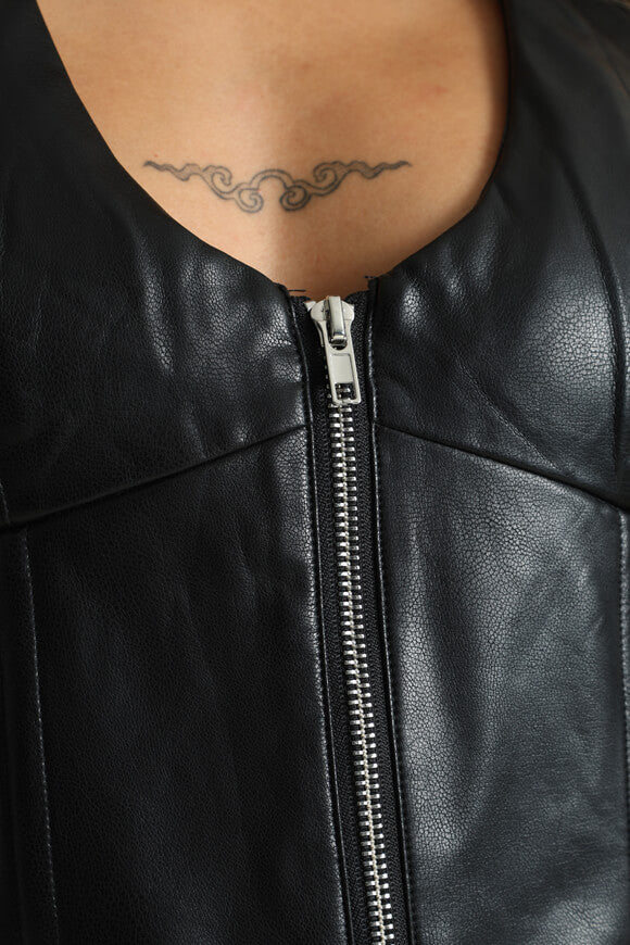 Crop top in ecopelle con scollo a farfalla - nero