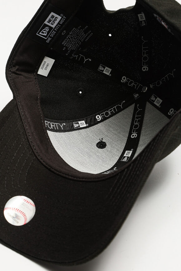 9Forty Cap / Strapback - Black + White