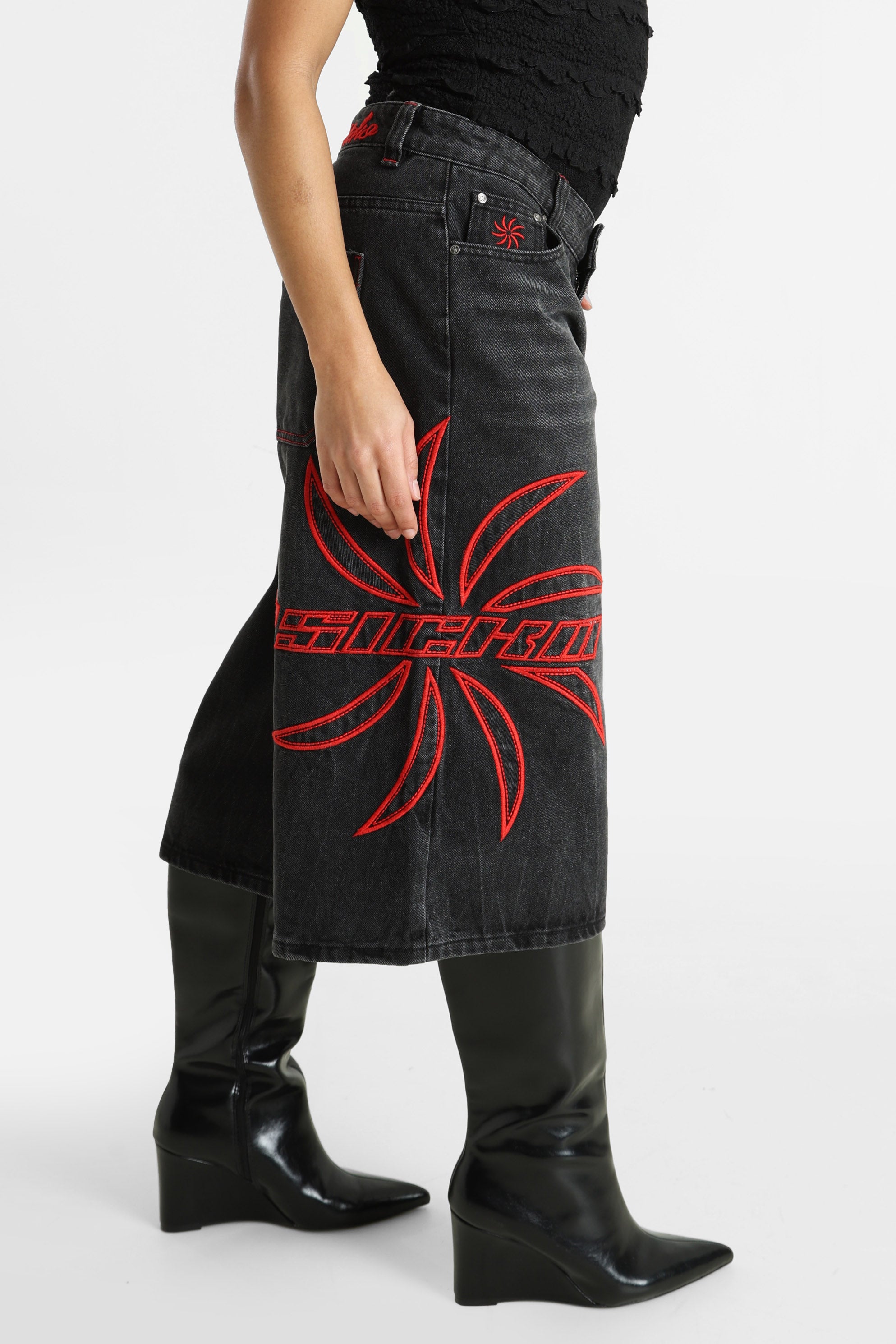 Jeansshorts - Schwarz + Rot