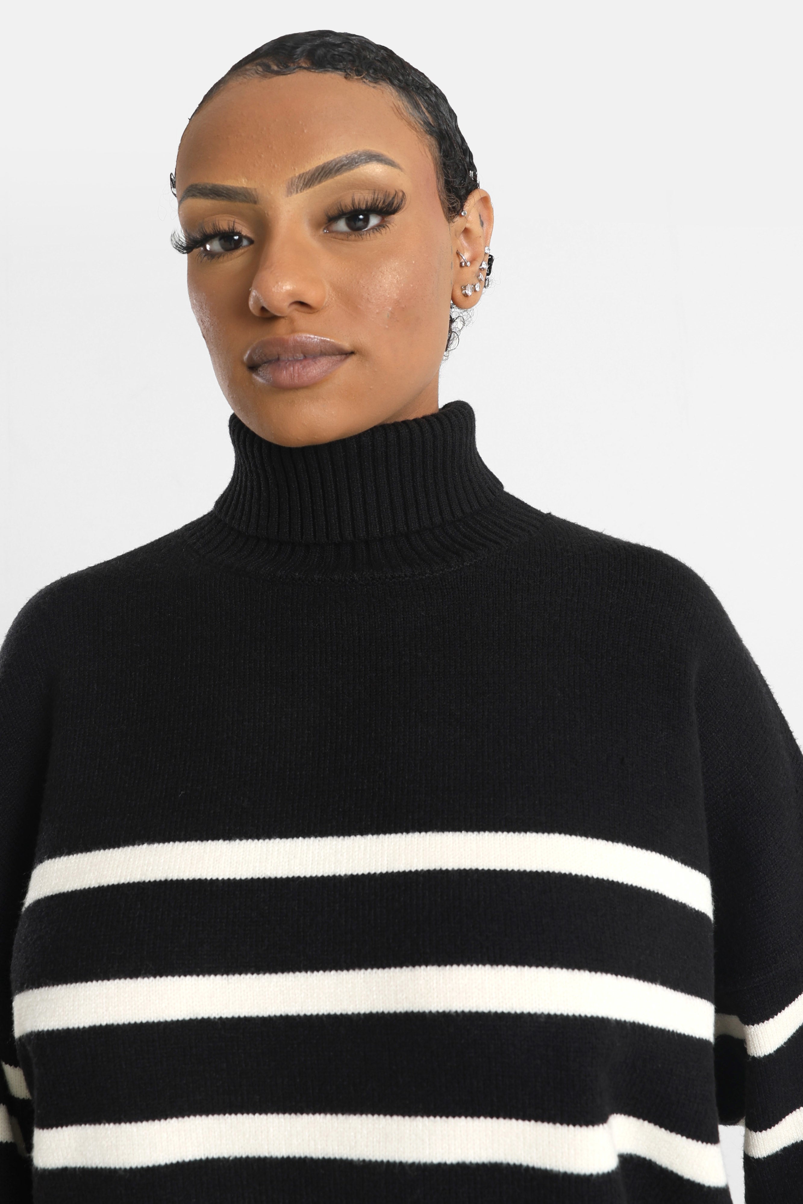 Pull ample à col roulé - Noir + Ecru