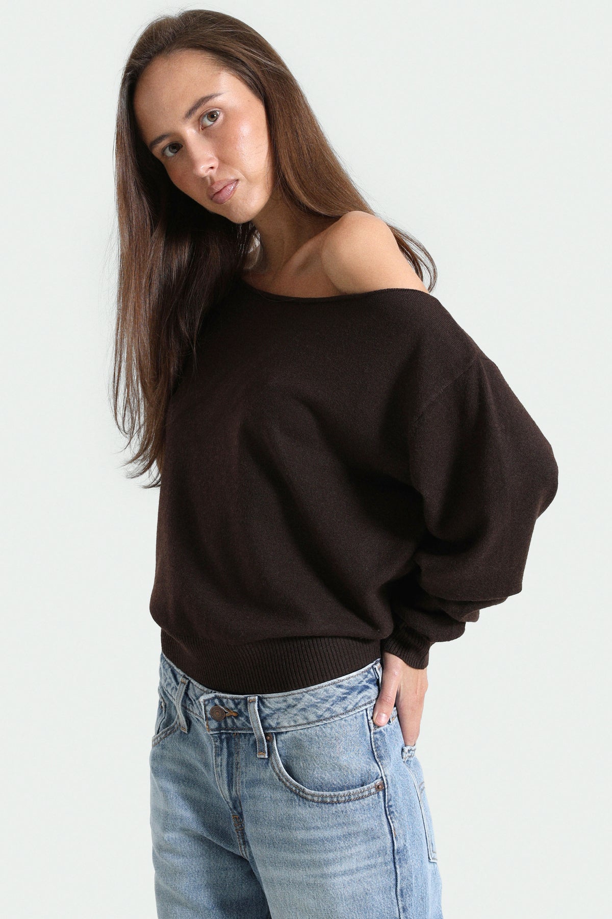 Pull off shoulder en tricot fin - Brun foncé